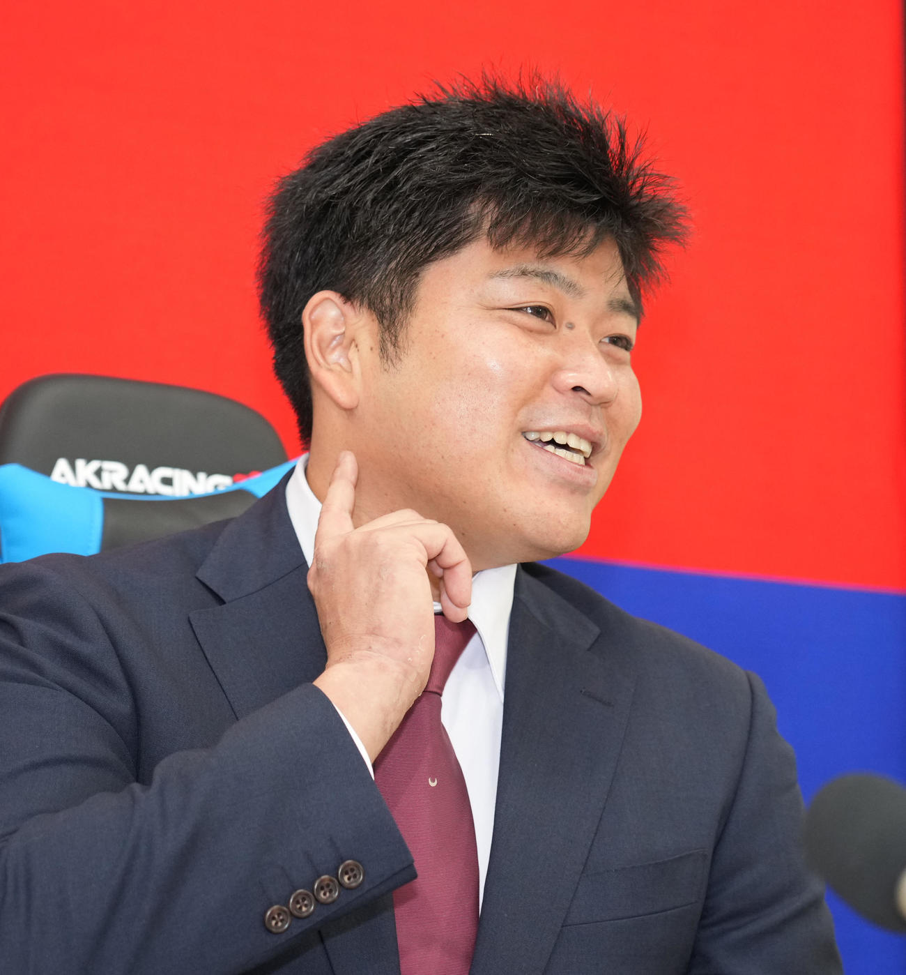 契約交渉を終え会見する福（撮影・森本幸一）