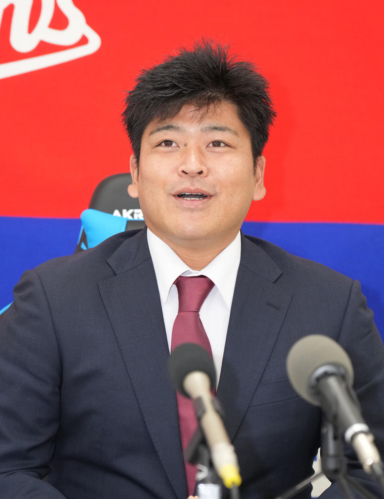 契約交渉を終え会見する福（撮影・森本幸一）