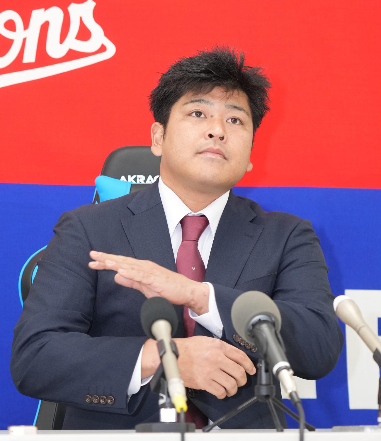 契約交渉を終え会見する福（撮影・森本幸一）