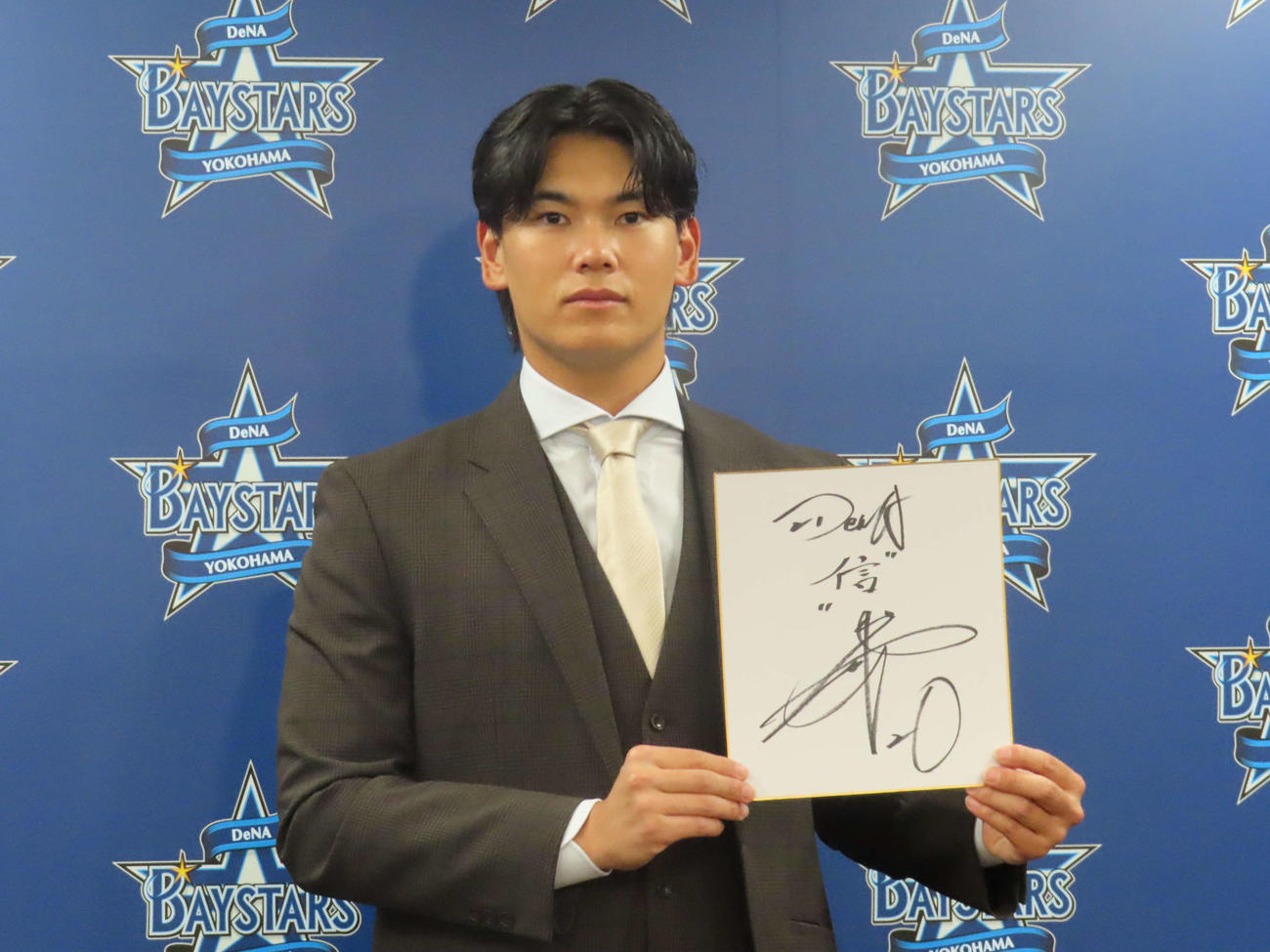 契約更改を終え会見に臨むDeNA坂本（撮影・北村健龍）