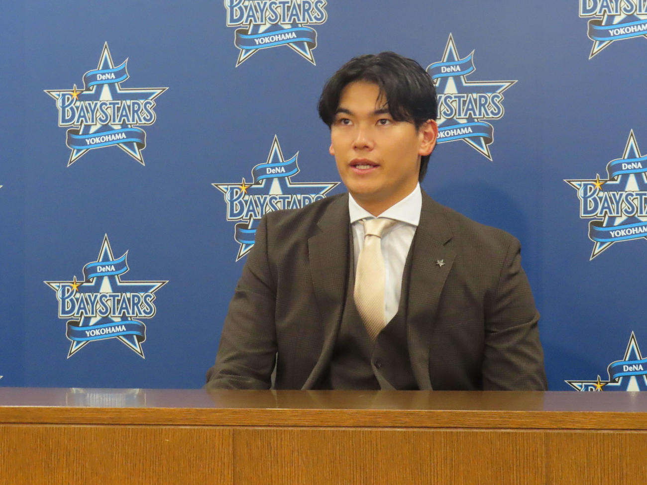 契約更改を終え会見に臨むDeNA坂本（撮影・北村健龍）