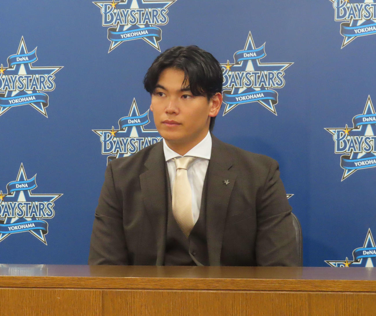 契約更改を終え会見に臨むDeNA坂本（撮影・北村健龍）