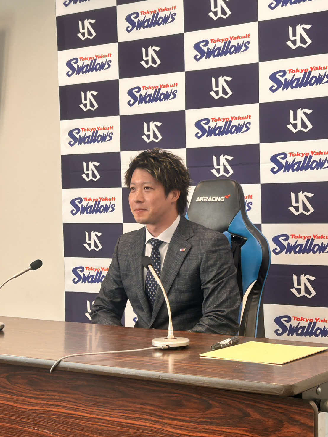 契約更改を終えて、会見するヤクルト山田（撮影・上田悠太）