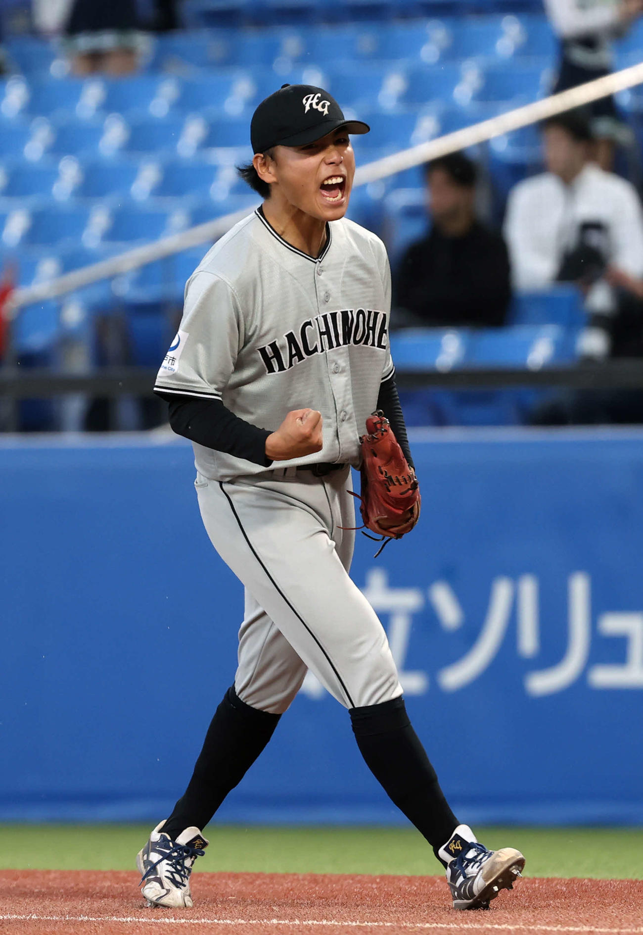 青学大対八戸学院大　9回表青学大2死一、二塁、南野を三塁ゴロに仕留め雄たけびを上げる八戸学院大・阿部（撮影・柴田隆二）