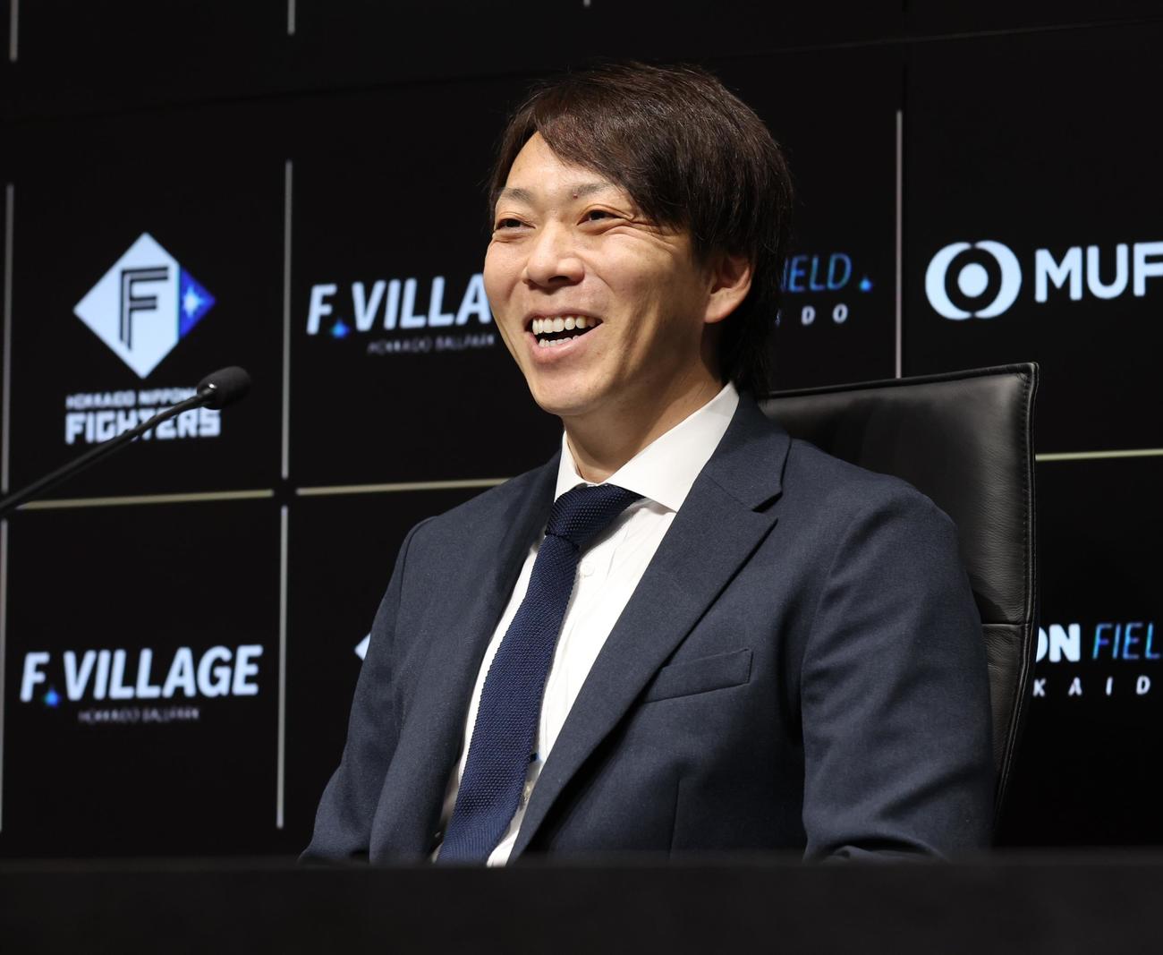 契約更改を終え記者会見する宮西（撮影・黒川智章）