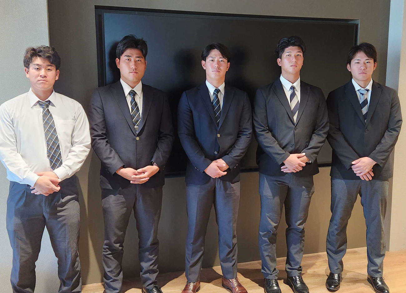 左から楽天3位中大・繁永、西武2位中大・岩城、巨人4位皆川、DeNA2位の東洋大・島田、DeNA3位東洋大・宮下（撮影・保坂淑子）