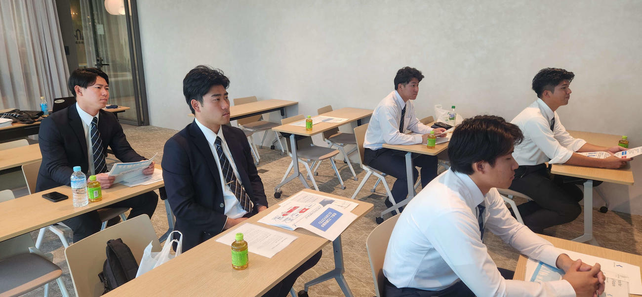 講演に熱心に耳を傾ける後列左から楽天3位中大・繁永、DeNA2位の東洋大・島田、前列左から巨人4位皆川、西武2位中大・岩城、DeNA3位東洋大・宮下（撮影・保坂淑子）