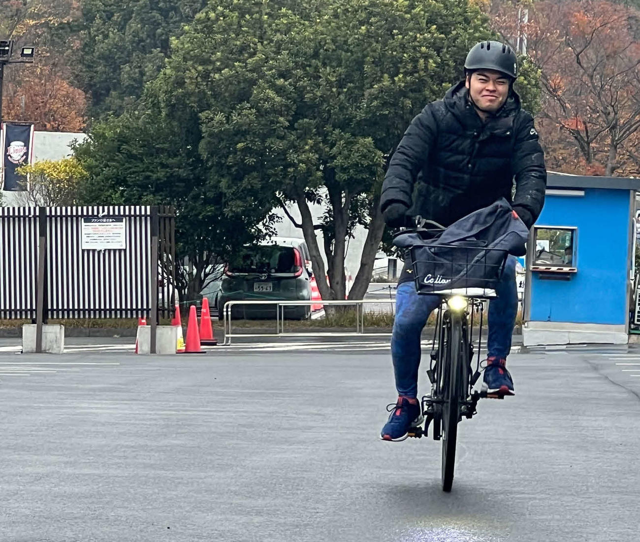 退寮し自転車通勤を始めた西武是沢（撮影・金子真仁）