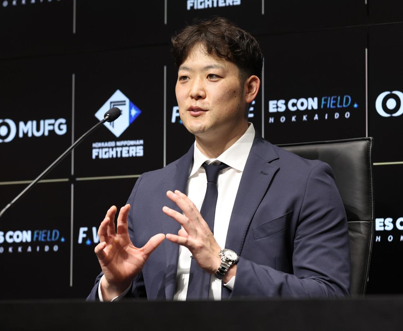 契約更改を終え記者会見する斎藤（撮影・黒川智章）