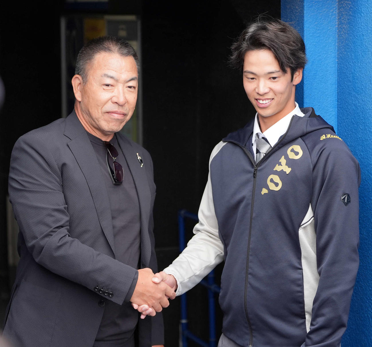 中日井上監督（左）と握手する東洋大・花田（撮影・小島史椰）