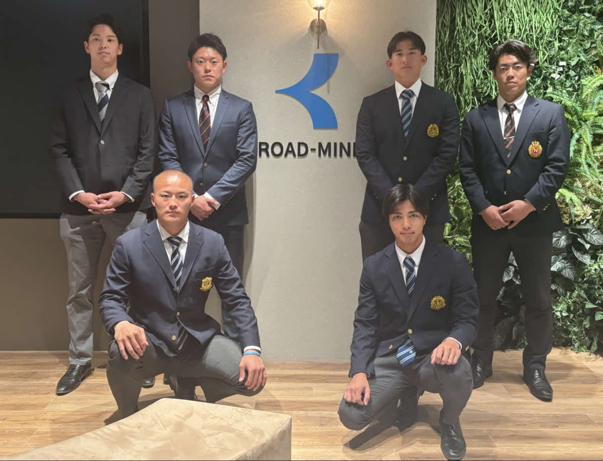 東都大学野球連盟の研修を受けた、前列左から巨人育成2位の立正大・林、巨人3位の亜大・山城、後列左から中日6位の東洋大・花田、西武育成6位の上智大・正木、広島2位の亜大・斉藤、阪神2位の日大・谷端（撮影・塚本光）