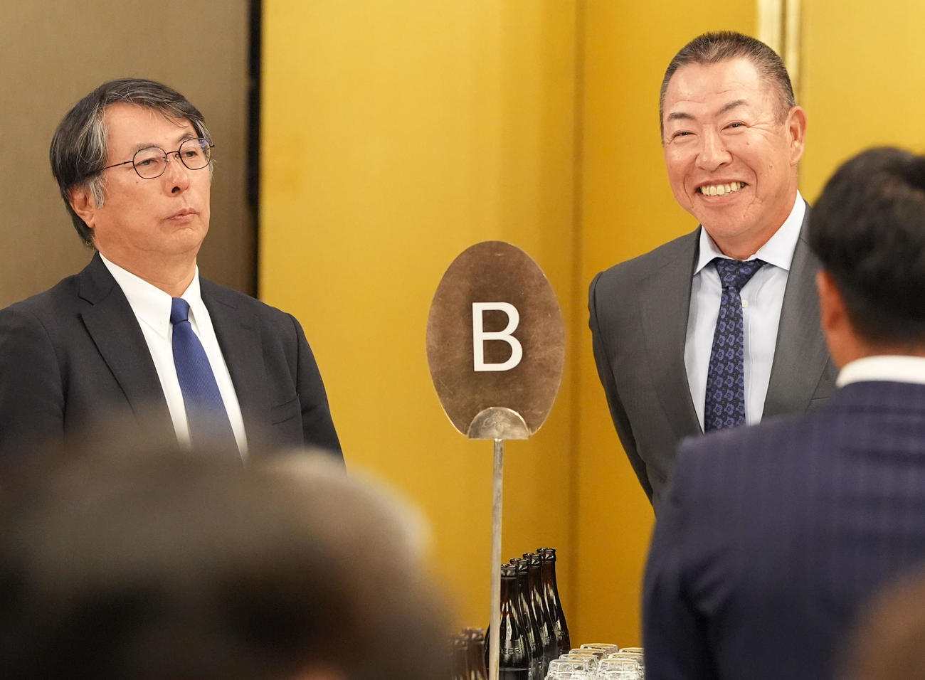 納会の席で言葉を交わす大島オーナー（左）と井上監督（撮影・森本幸一）