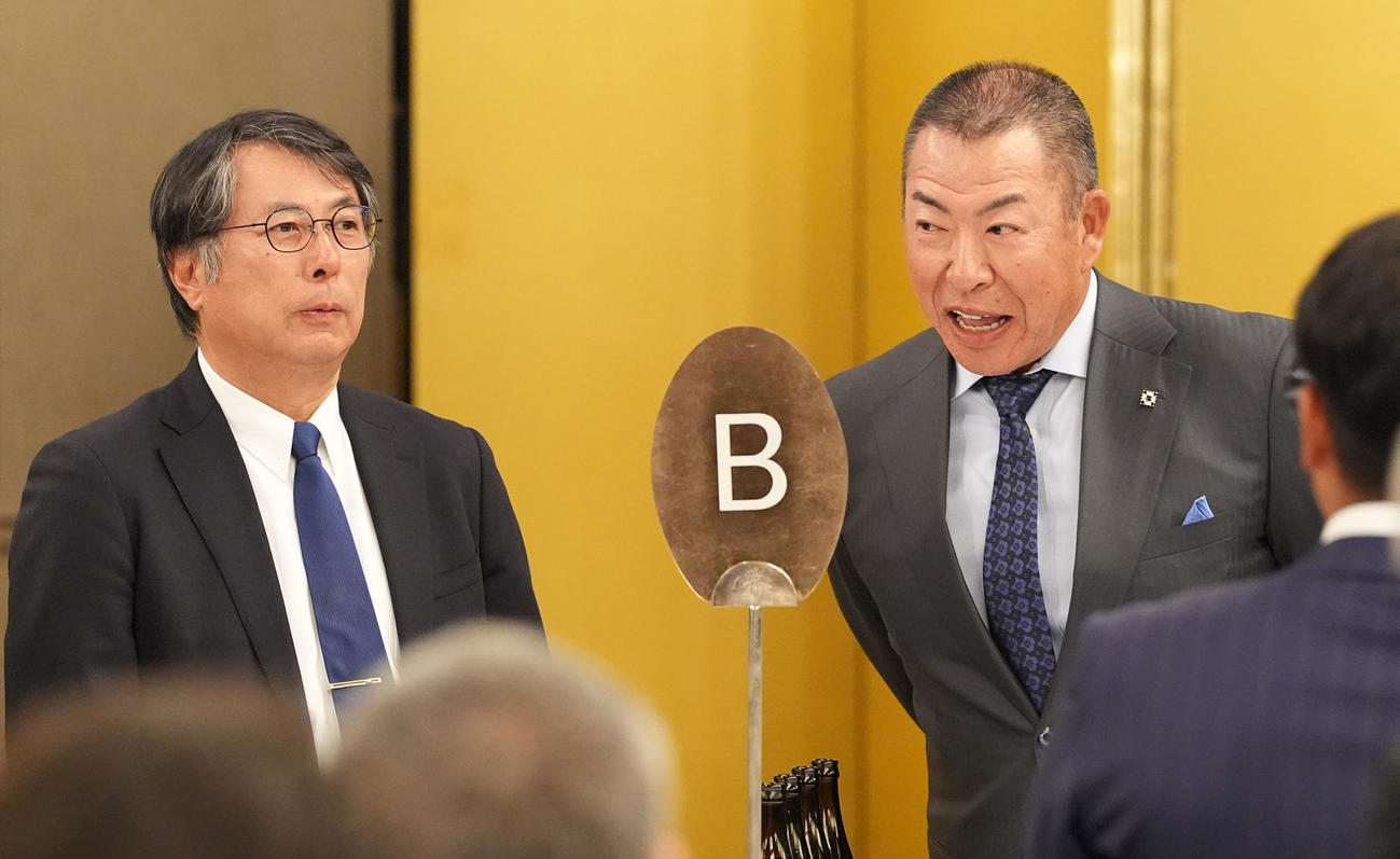 納会の席で言葉を交わす大島オーナー（左）と井上監督（撮影・森本幸一）