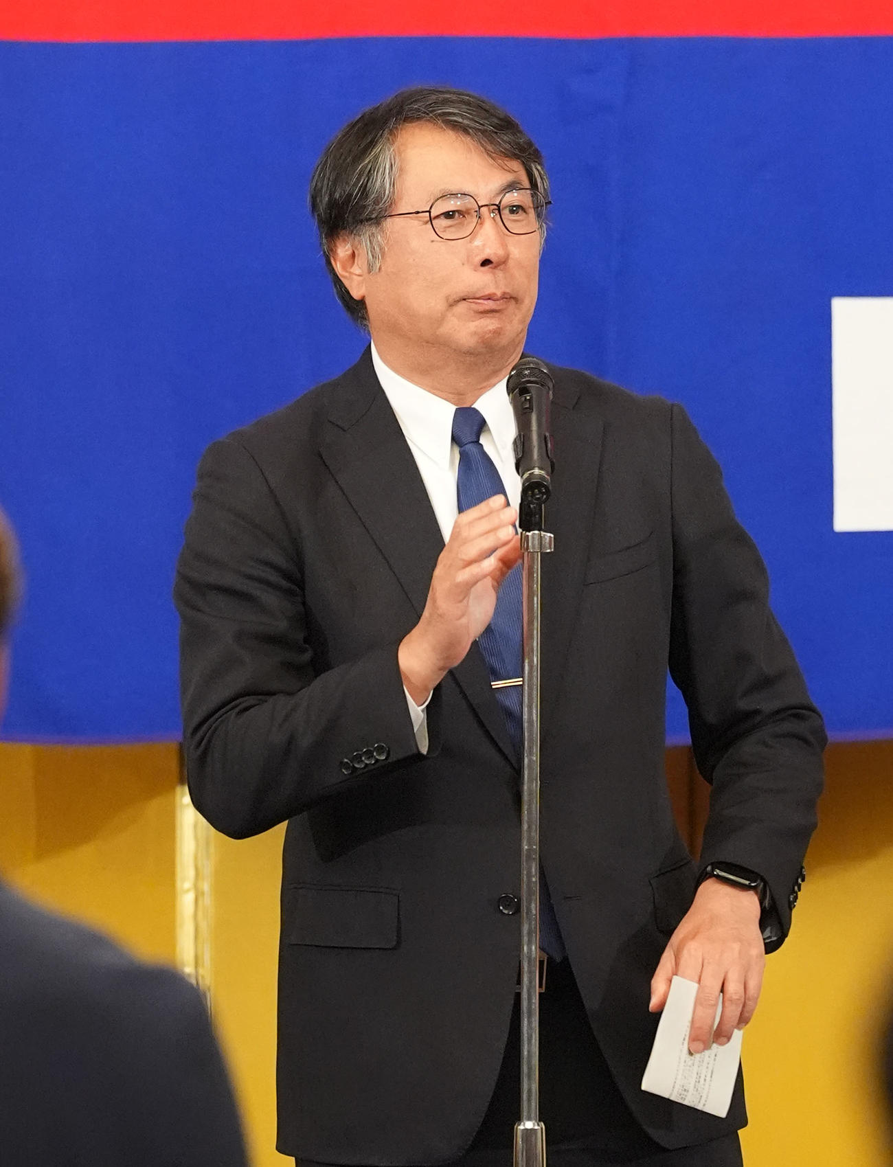 壇上であいさつをする大島オーナー（撮影・森本幸一）