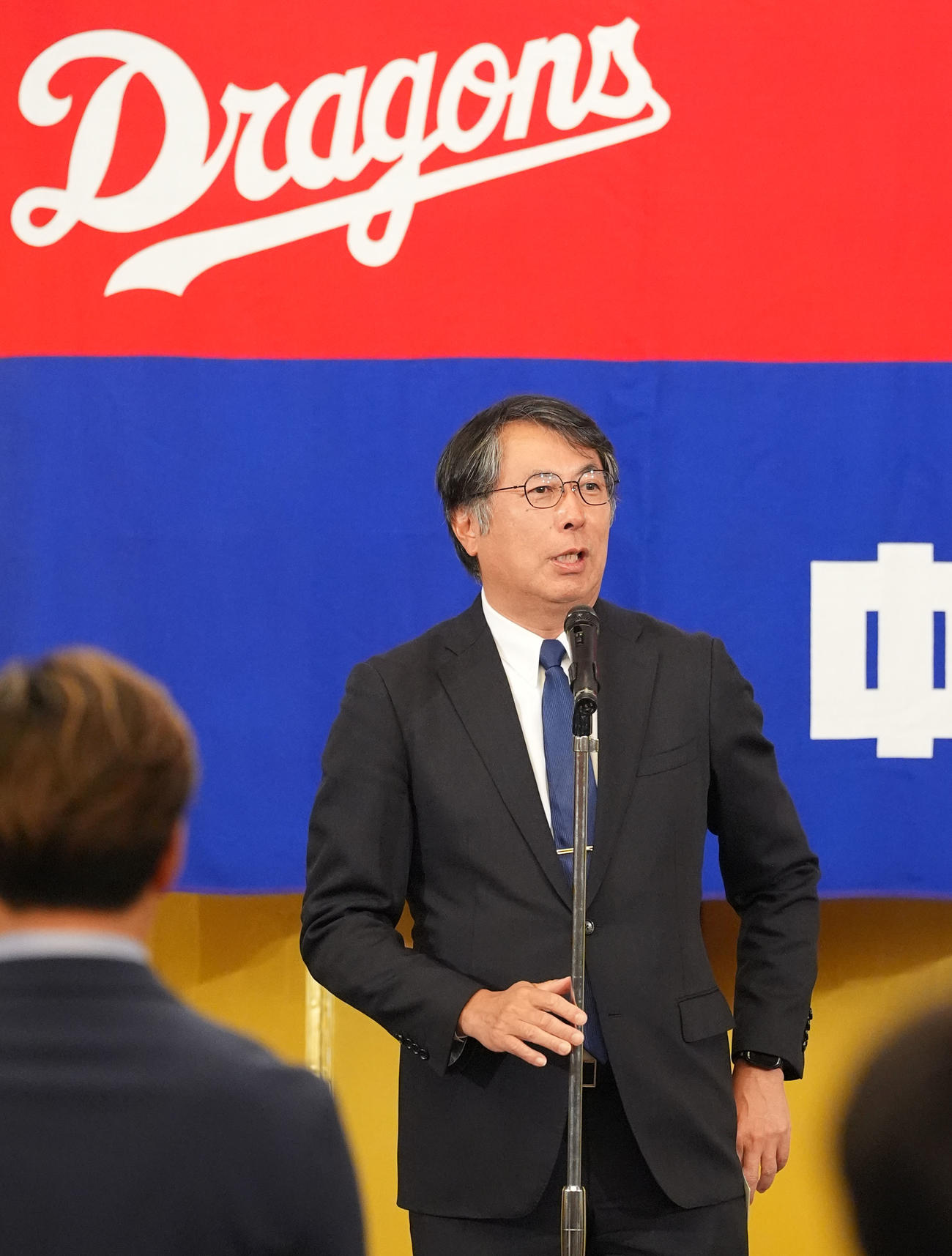 壇上であいさつをする大島オーナー（撮影・森本幸一）