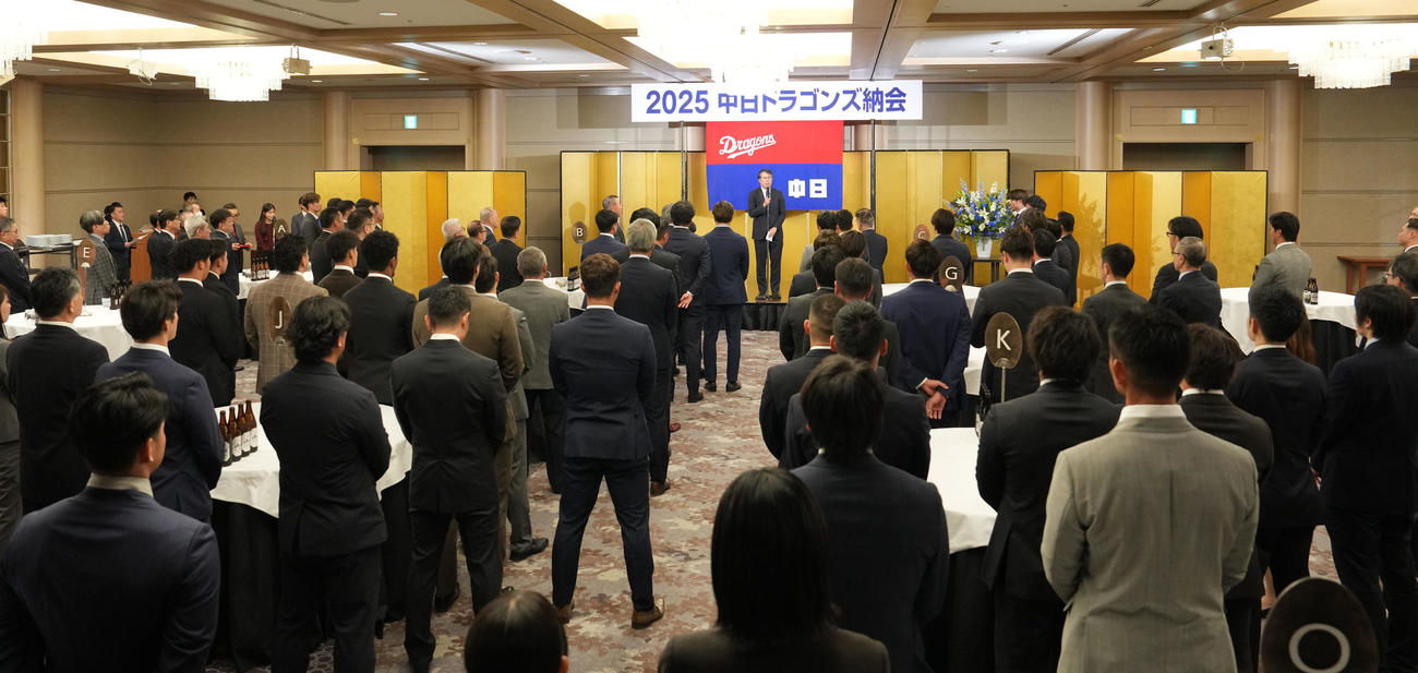 壇上であいさつをする大島オーナー（撮影・森本幸一）