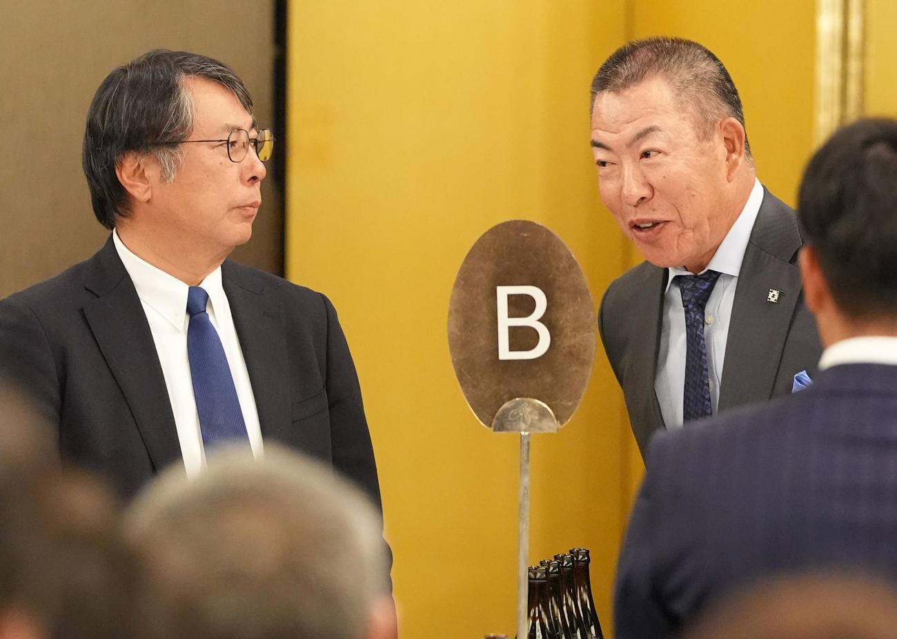 納会の席で言葉を交わす大島オーナー（左）と井上監督（撮影・森本幸一）