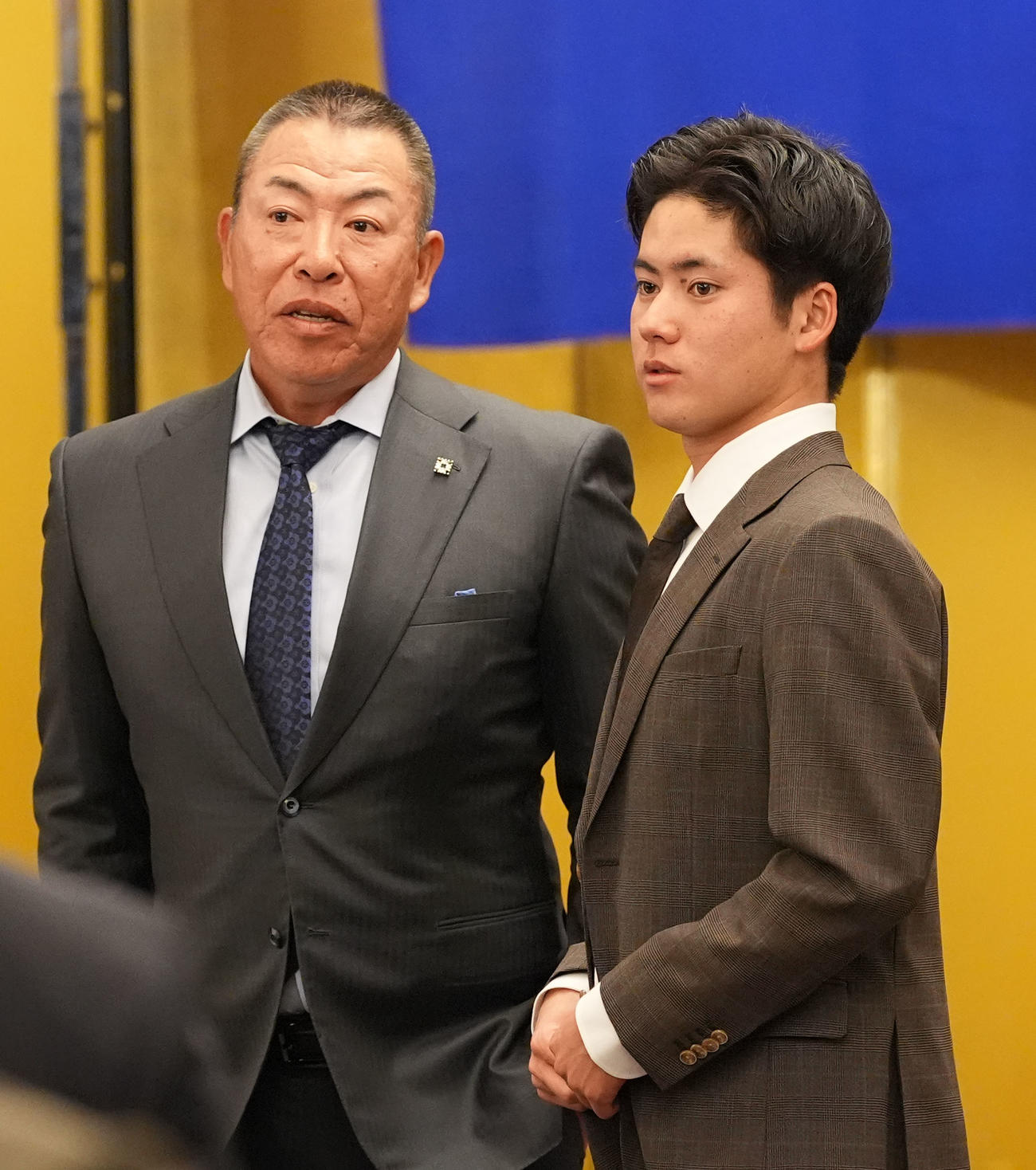 金丸（右）と言葉を交わす井上監督（撮影・森本幸一）