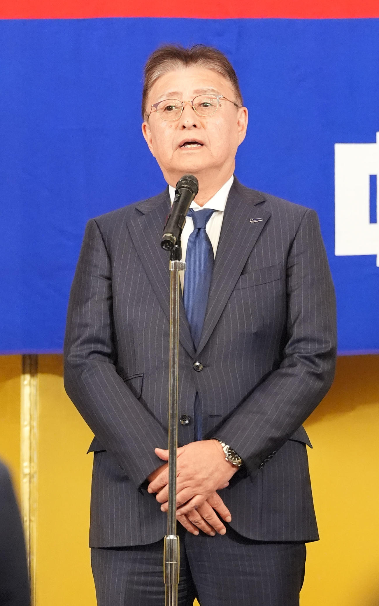 壇上であいさつをする加藤球団社長（撮影・森本幸一）