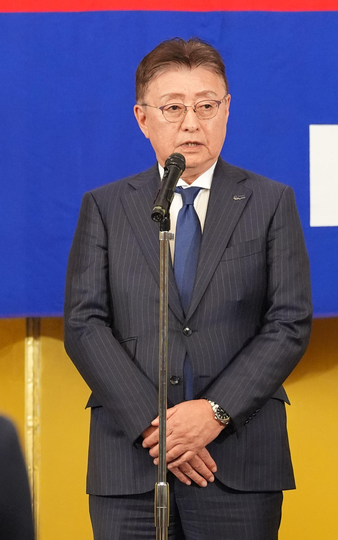 壇上であいさつをする加藤球団社長（撮影・森本幸一）