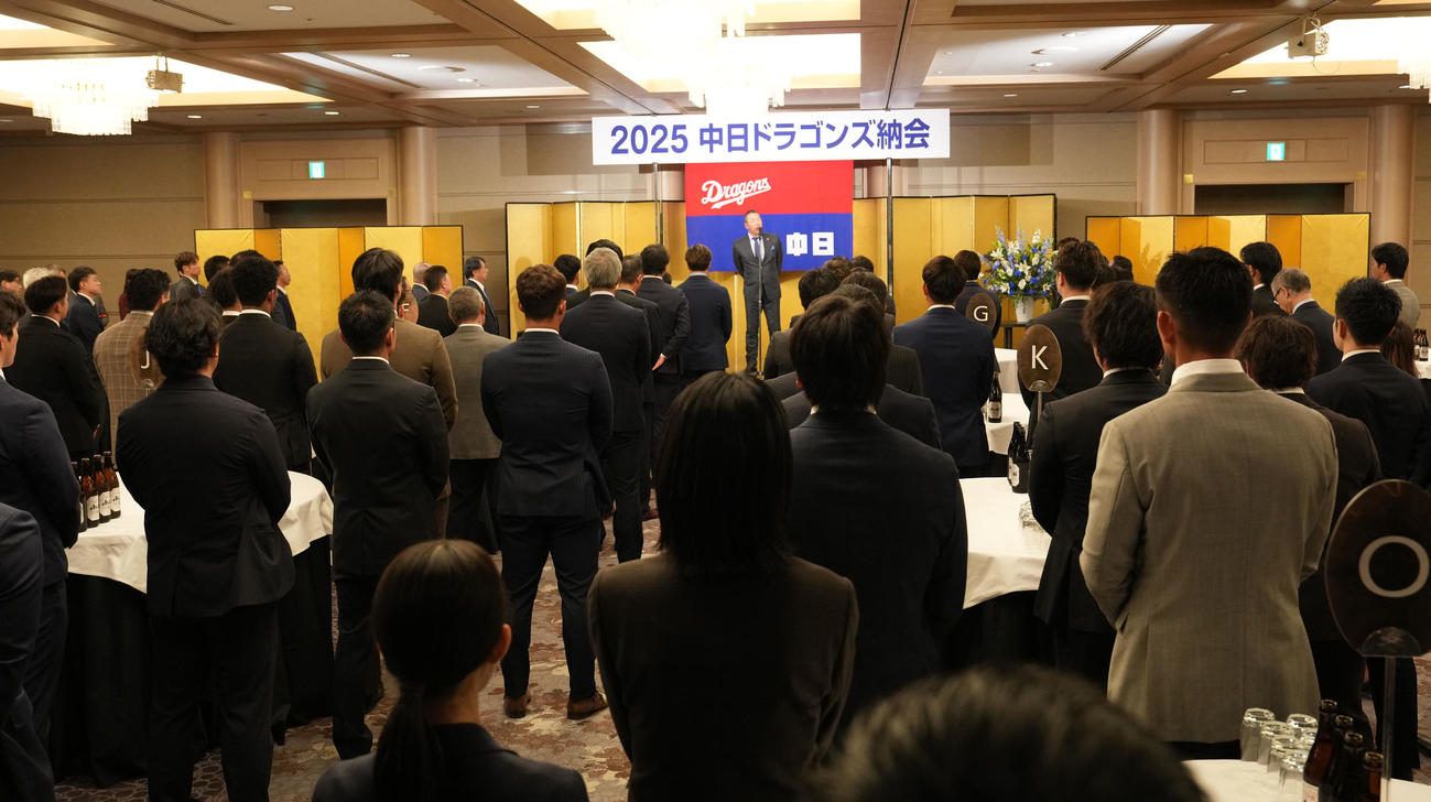 壇上であいさつをする井上一樹監督（撮影・森本幸一）