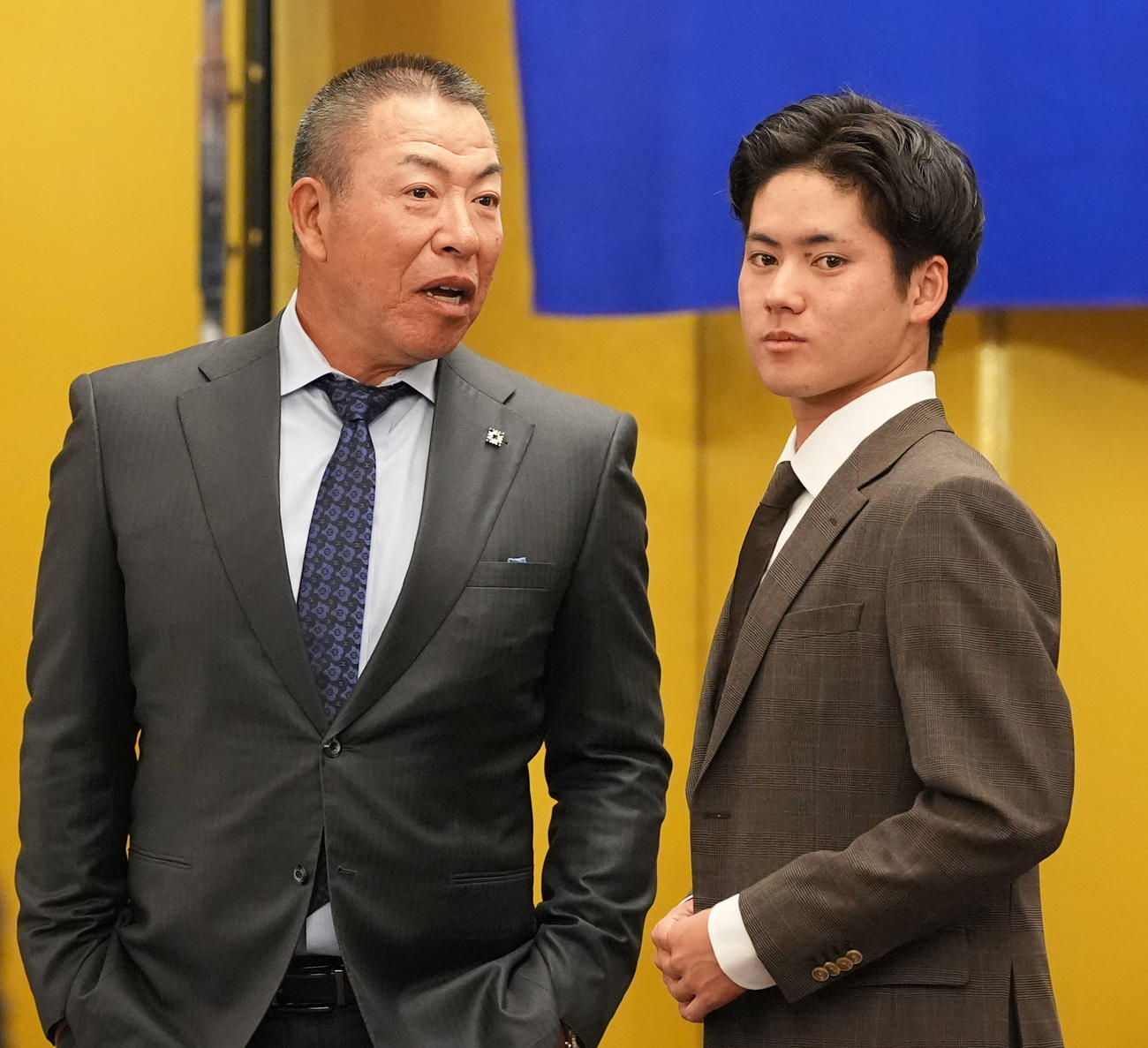 金丸（右）と言葉を交わす井上監督（撮影・森本幸一）