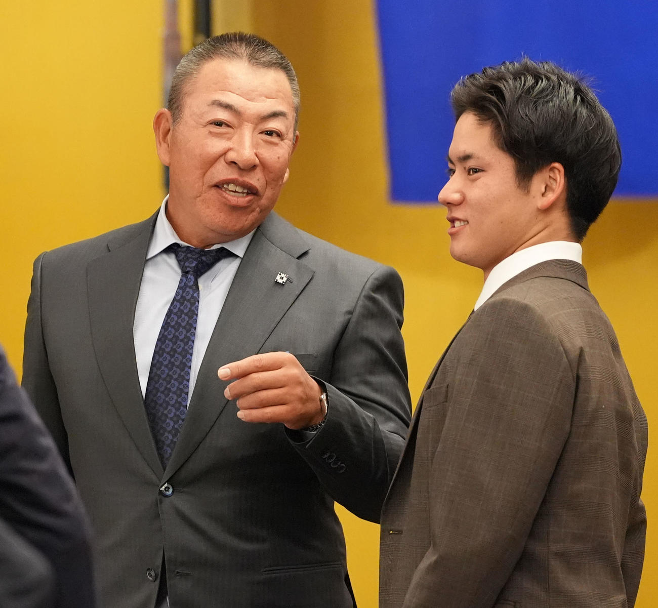 金丸（右）と言葉を交わす井上監督（撮影・森本幸一）