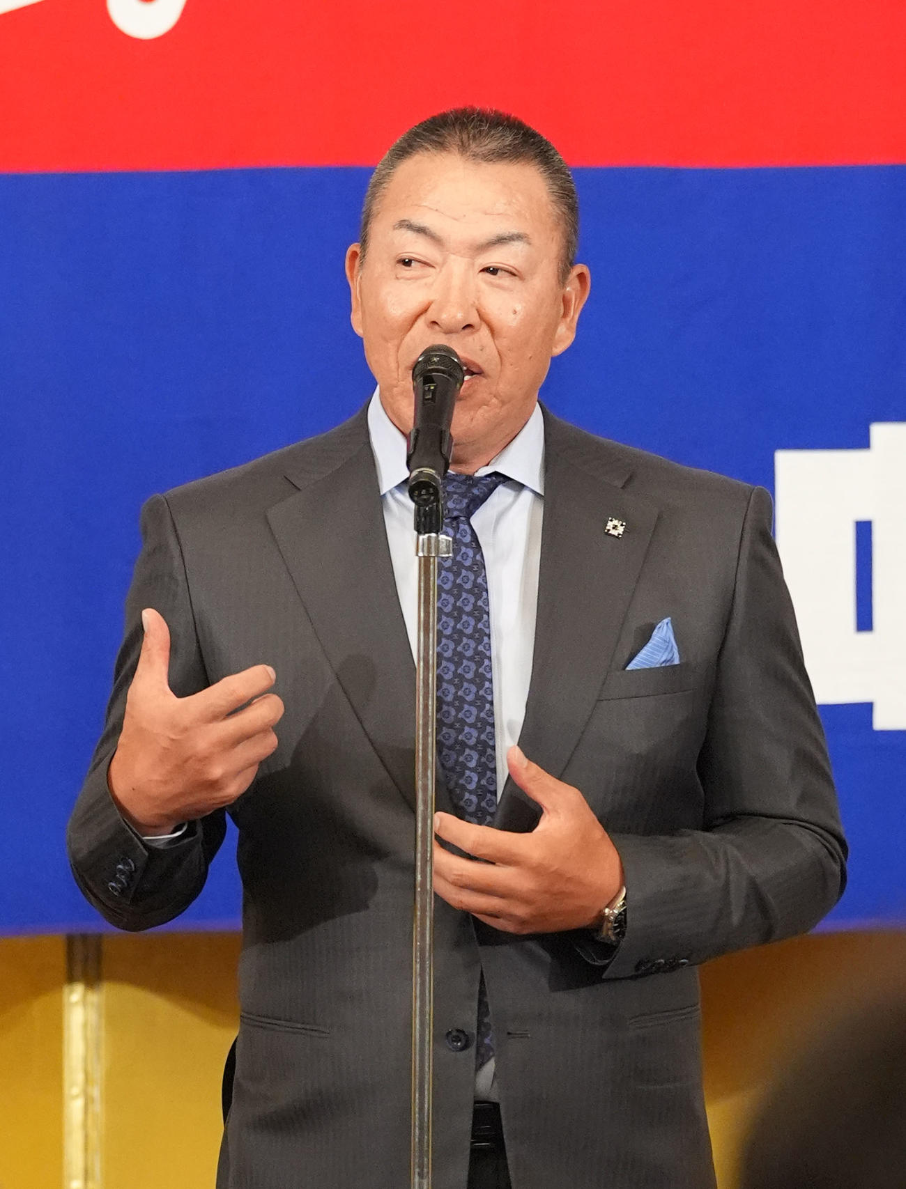 壇上であいさつをする井上監督（撮影・森本幸一）