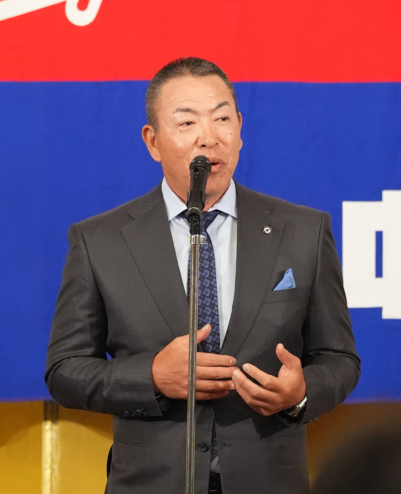 壇上であいさつをする中日井上監督（撮影・森本幸一）