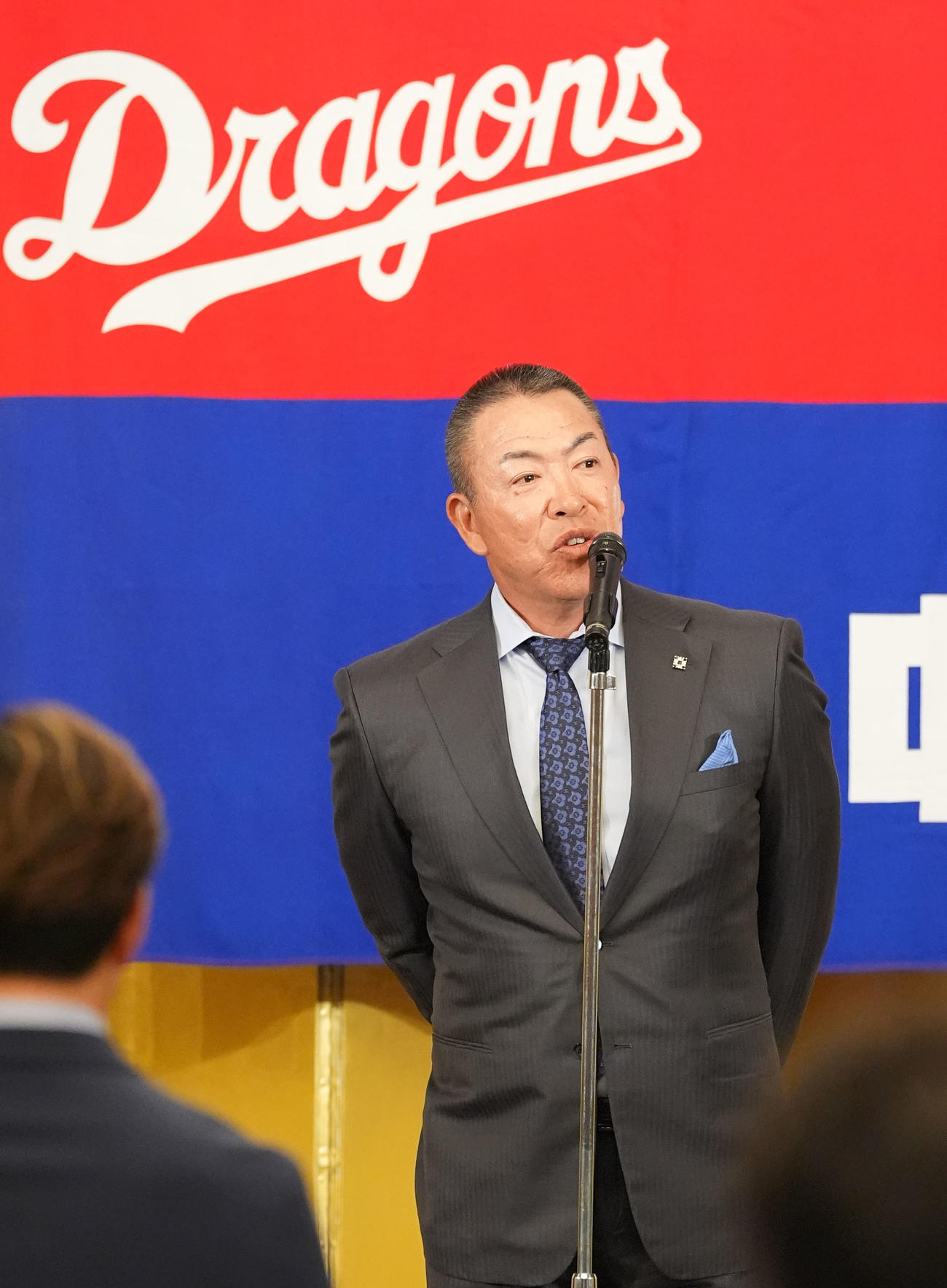 壇上であいさつをする井上監督（撮影・森本幸一）