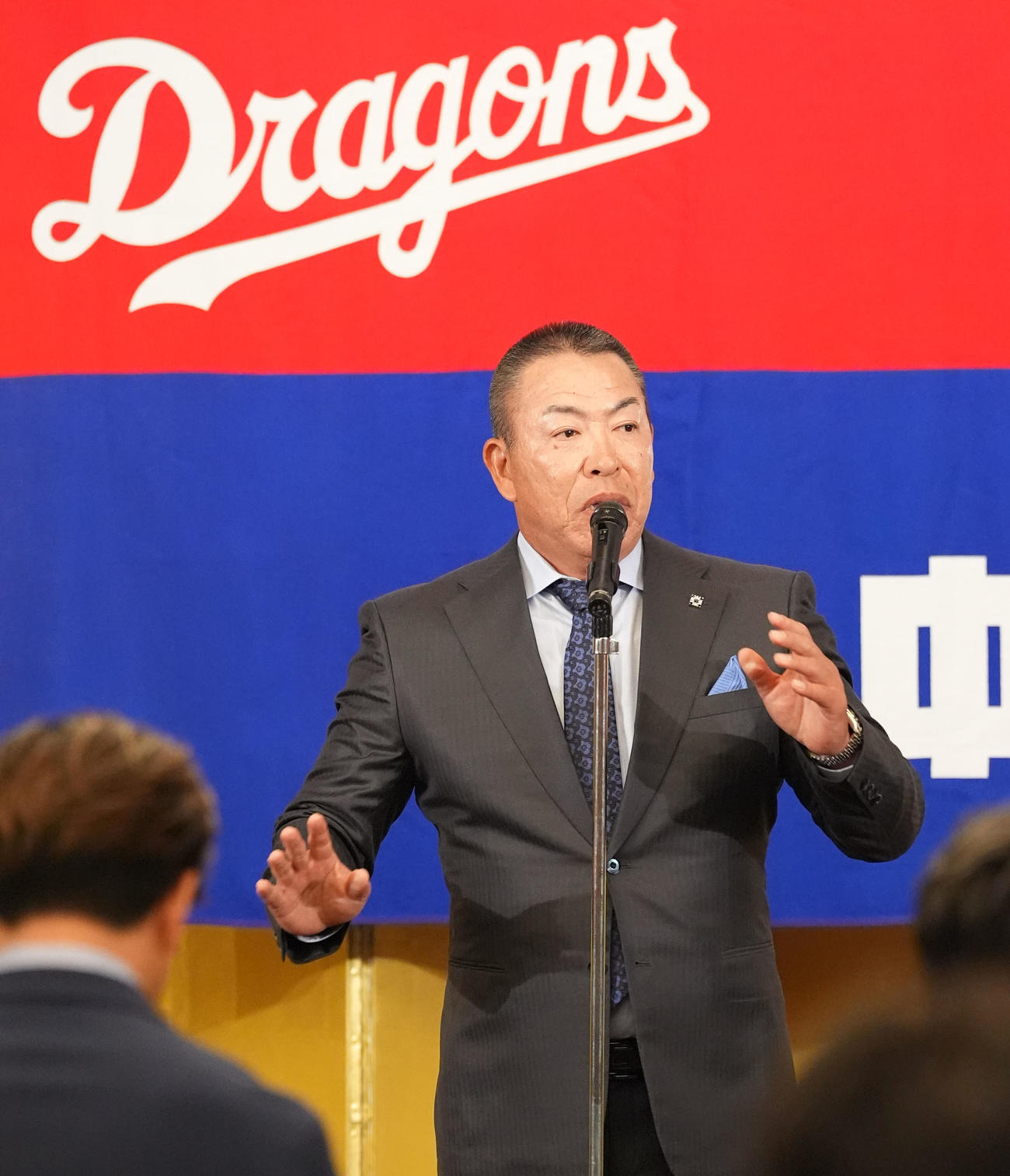 壇上であいさつをする井上監督（撮影・森本幸一）