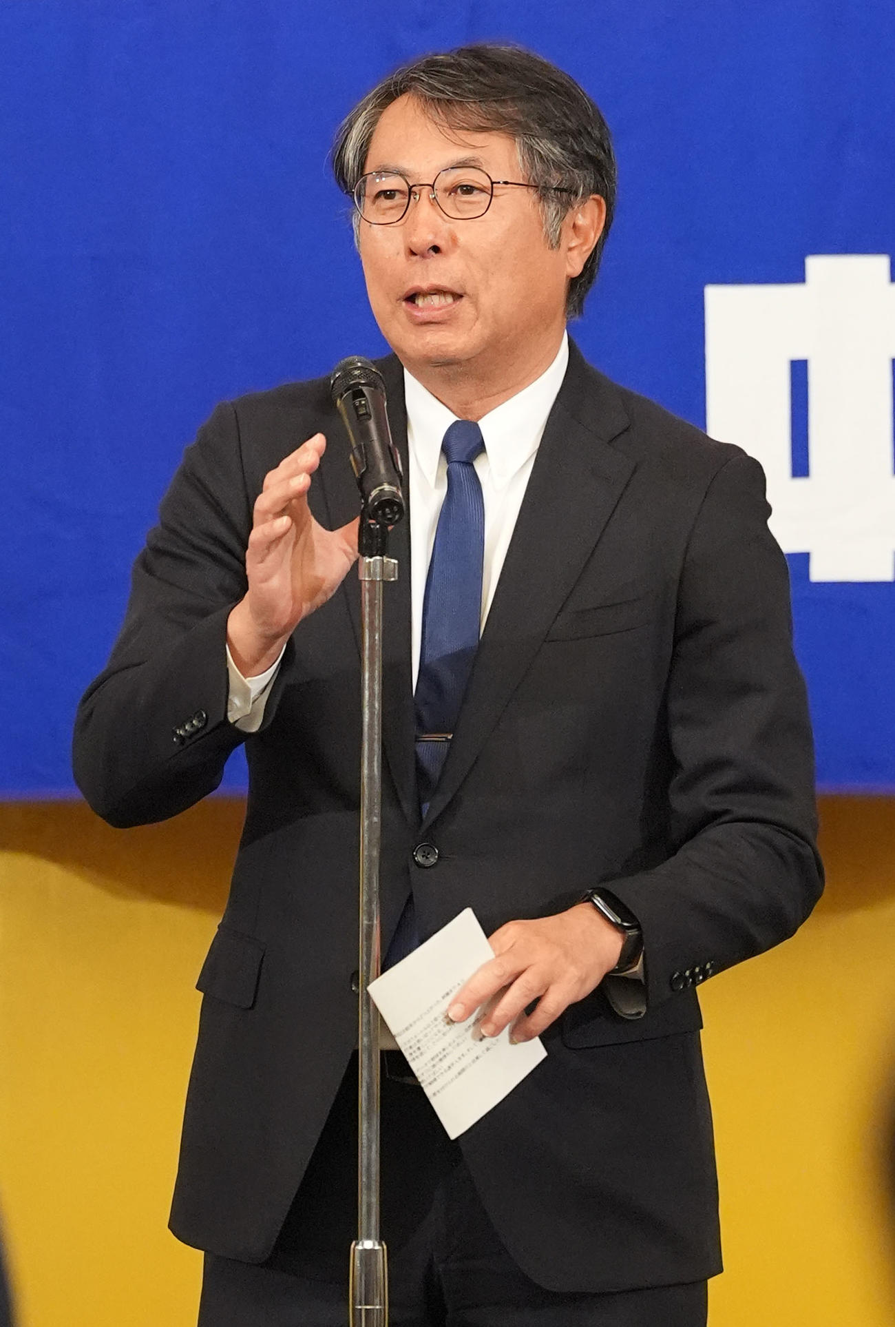 壇上であいさつをする大島オーナー（撮影・森本幸一）