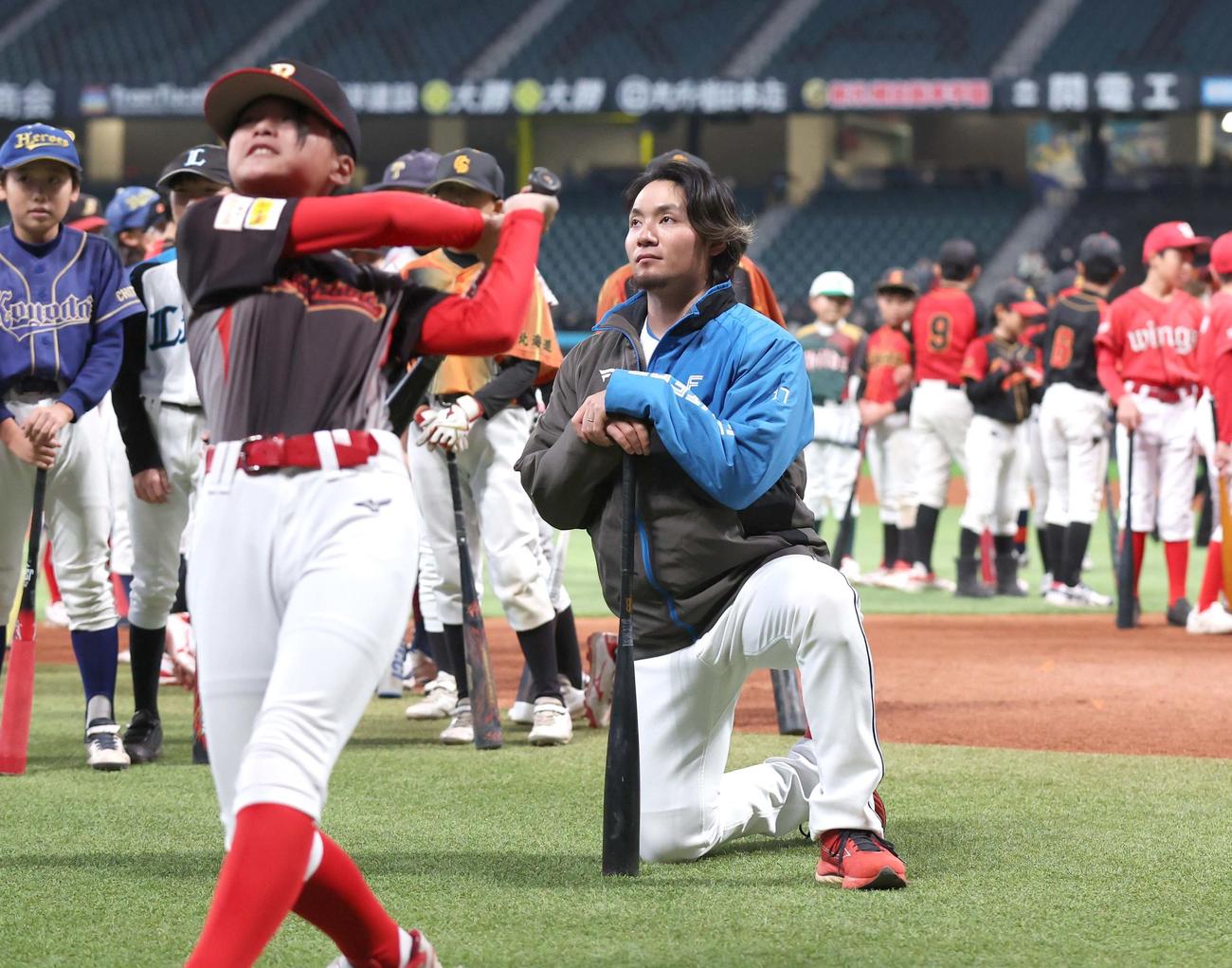野球教室で子どもたちの打撃練習を見る日本ハム伊藤（撮影・黒川智章）