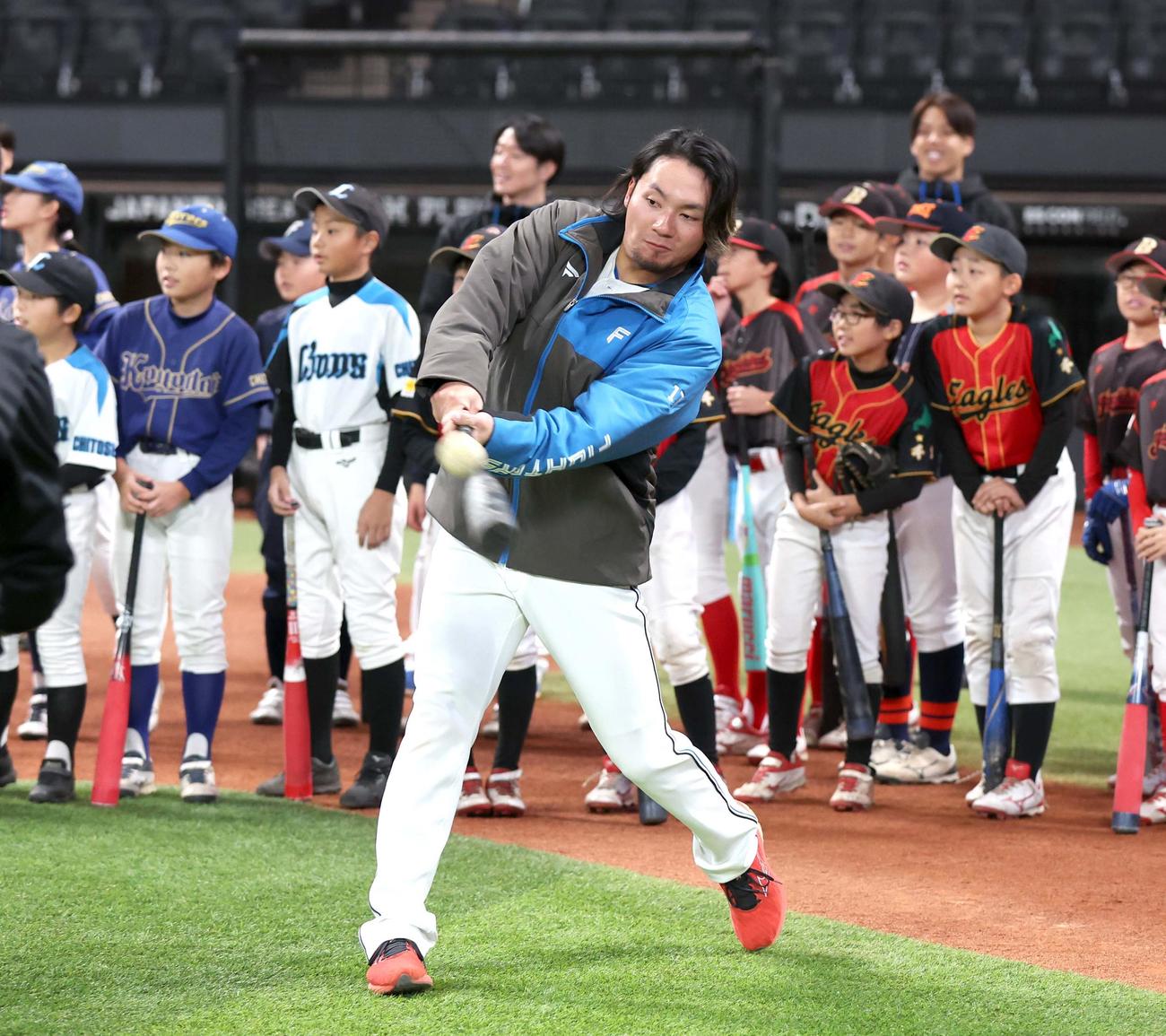 野球教室でバッティングを披露する伊藤（撮影・黒川智章）