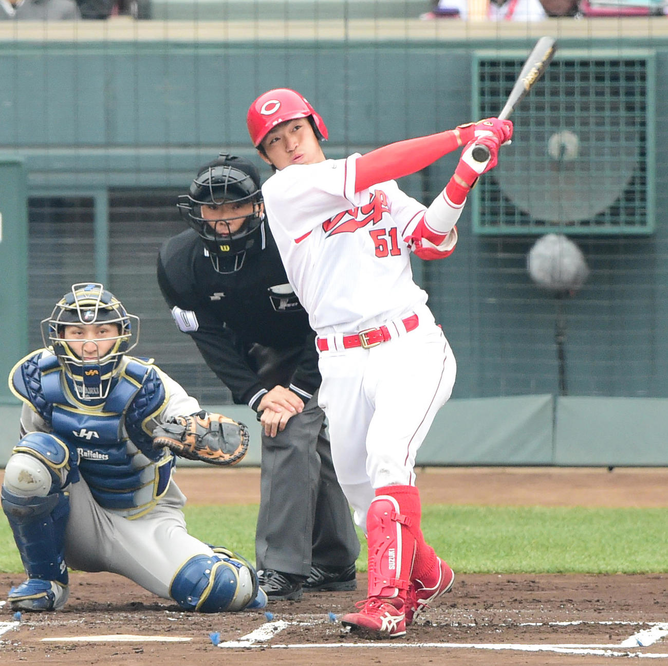 2015年3月15日、オープン戦広島対オリックス2回戦の1回裏広島無死、左越え初球先頭打者本塁打を放つ鈴木誠也