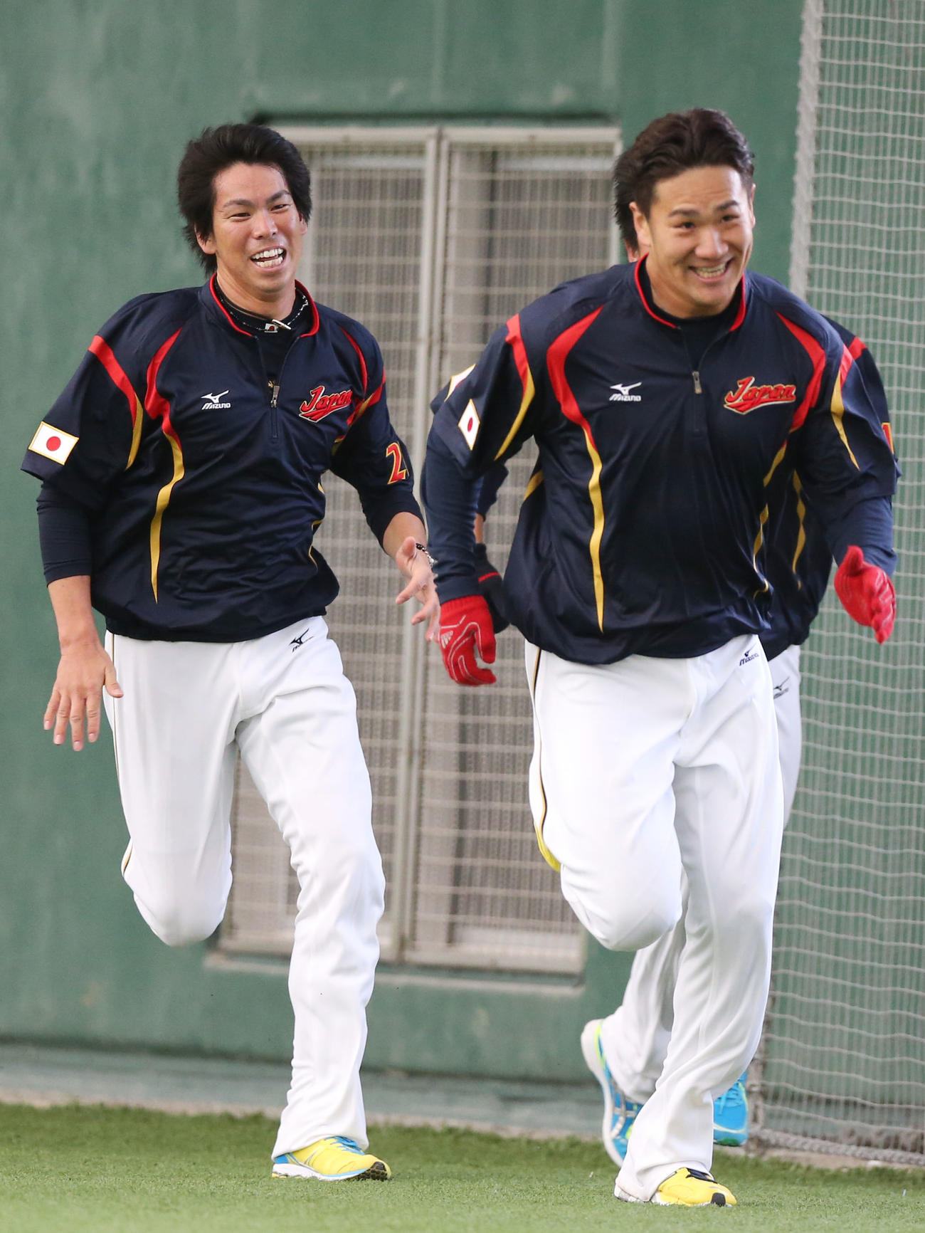 WBC日本代表合宿　ダッシュで田中将大（右）を追いかける前田健太＝2013年2月15日