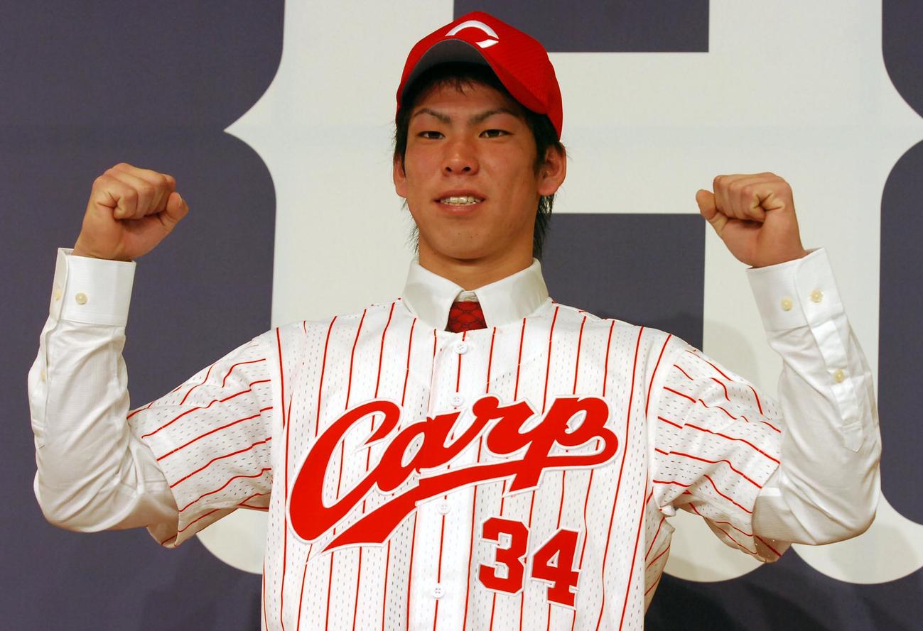 2006年12月20日、広島新入団発表会見でポーズをとる前田健太