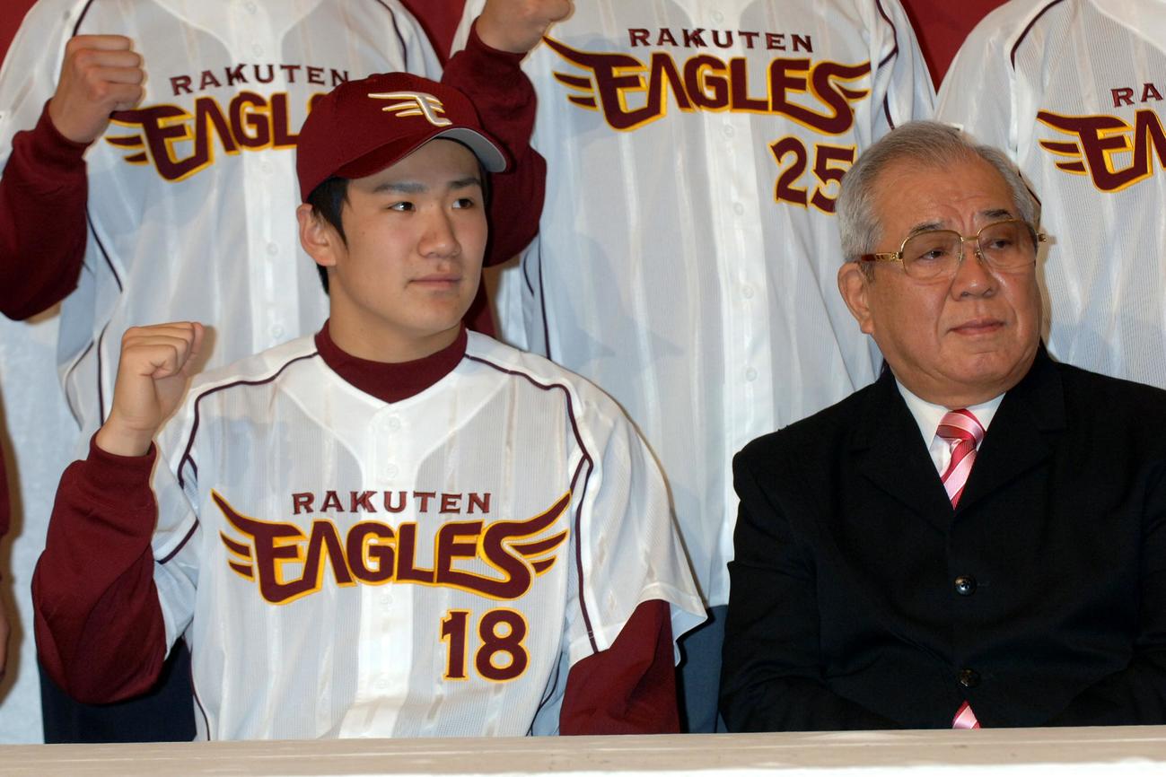 2006年12月16日、楽天新入団発表に臨んだ田中将大（左）は野村克也監督の横でガッツポーズ