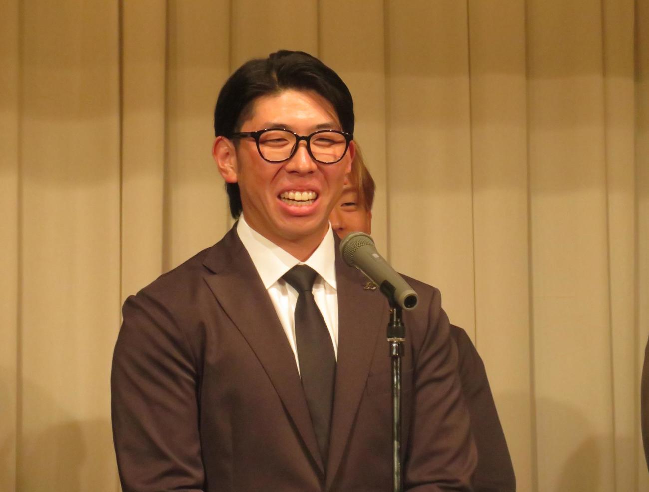 かもめ会会員の集いに参加しあいさつをおこなった寺地（撮影・星夏穂）