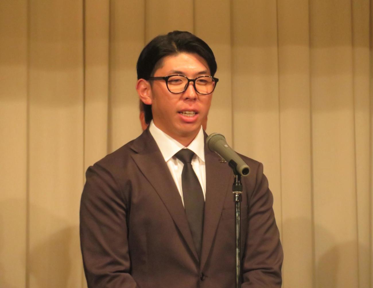 かもめ会会員の集いに参加しあいさつをおこなった寺地（撮影・星夏穂）