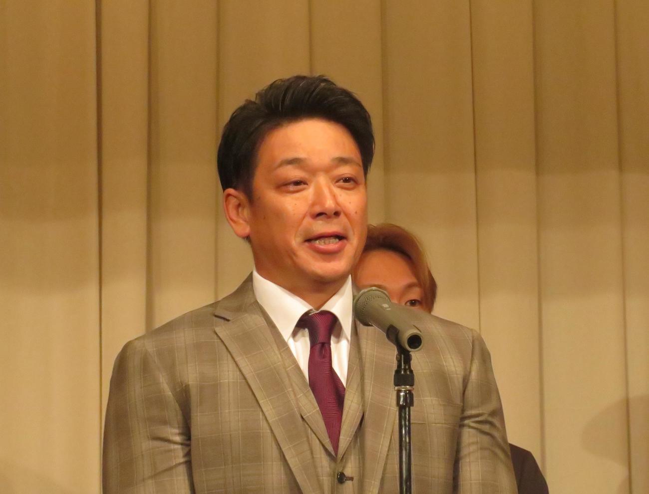 かもめ会会員の集いに参加しあいさつをおこなったサブロー監督（撮影・星夏穂）