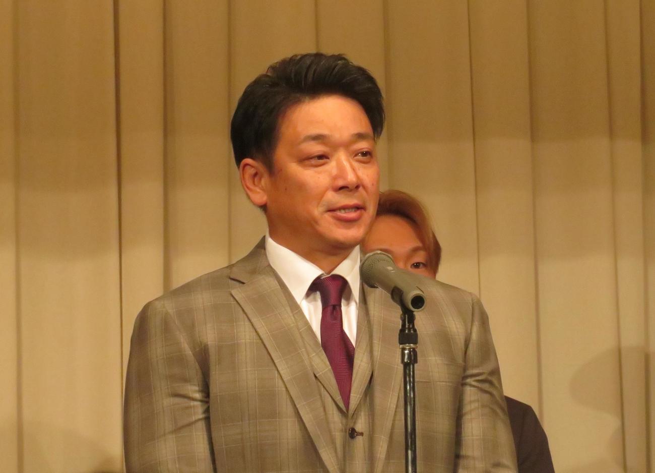 かもめ会会員の集いに参加しあいさつをおこなったサブロー監督（撮影・星夏穂）