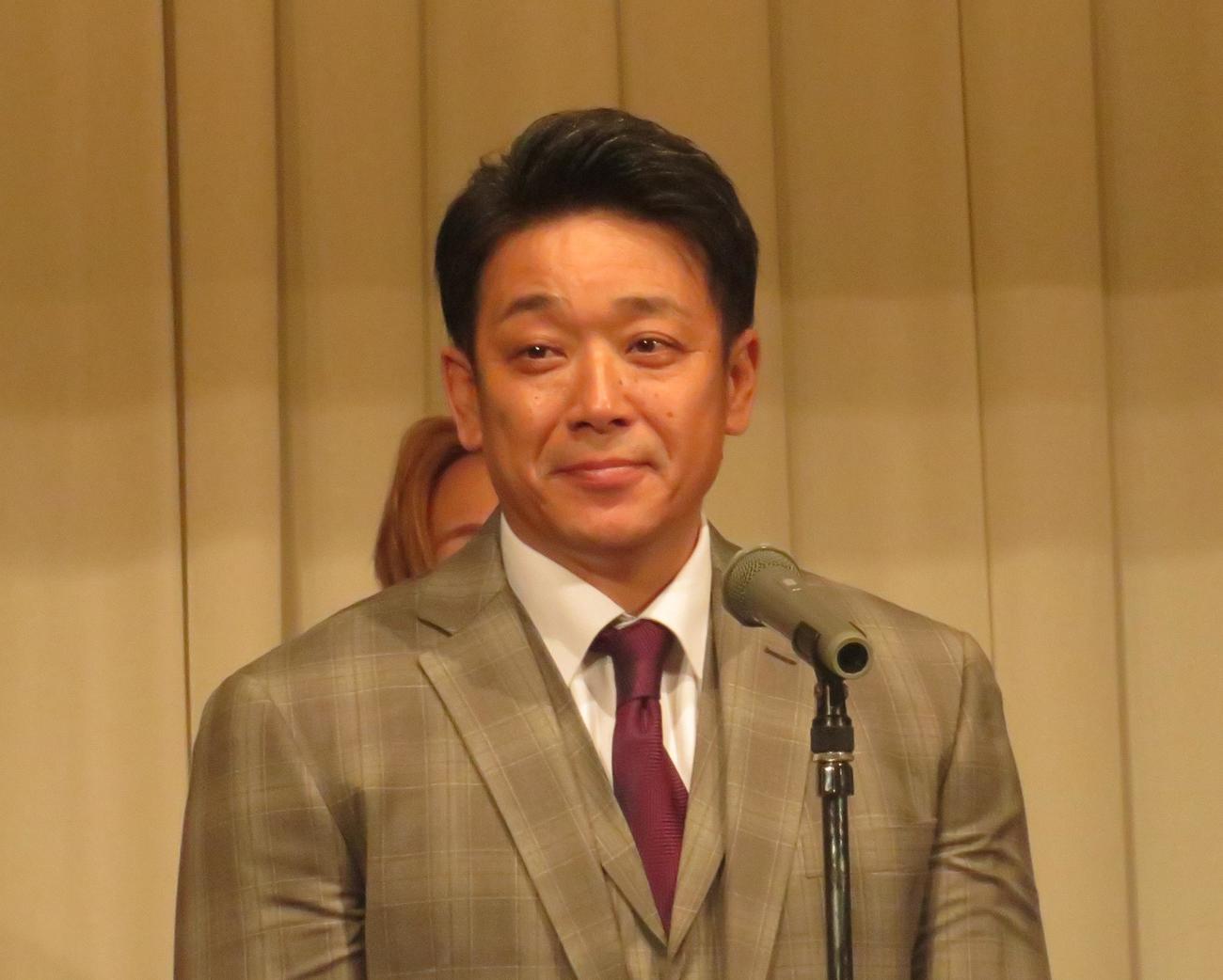かもめ会会員の集いに参加しあいさつをおこなったサブロー監督（撮影・星夏穂）