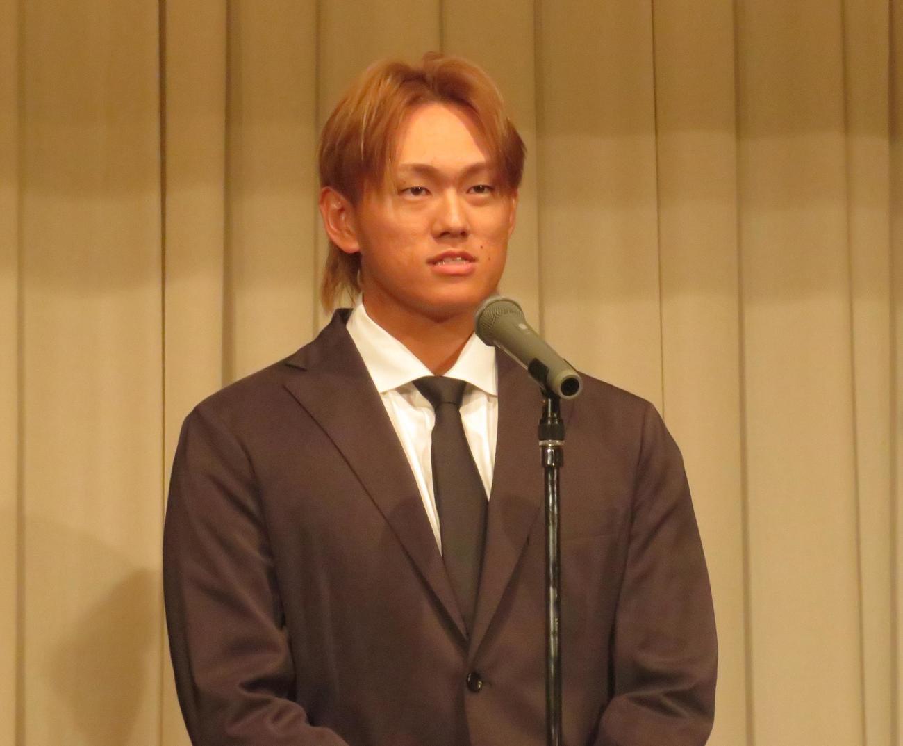 かもめ会会員の集いに参加しあいさつをおこなった山本（撮影・星夏穂）