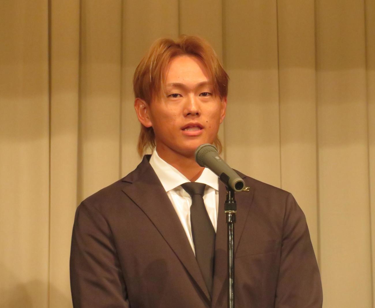 かもめ会会員の集いに参加しあいさつをおこなった山本（撮影・星夏穂）