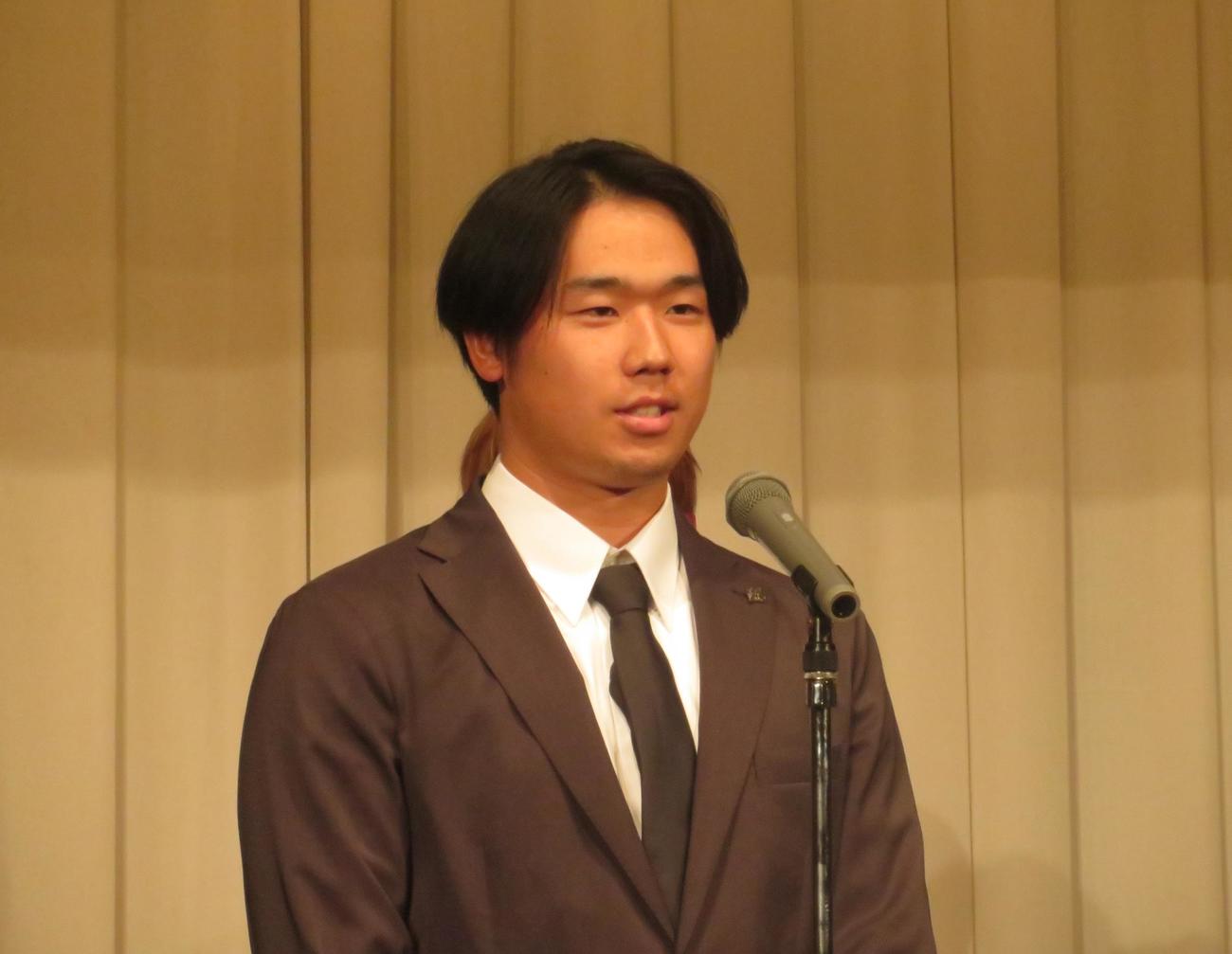 かもめ会会員の集いに参加しあいさつをおこなった木村（撮影・星夏穂）