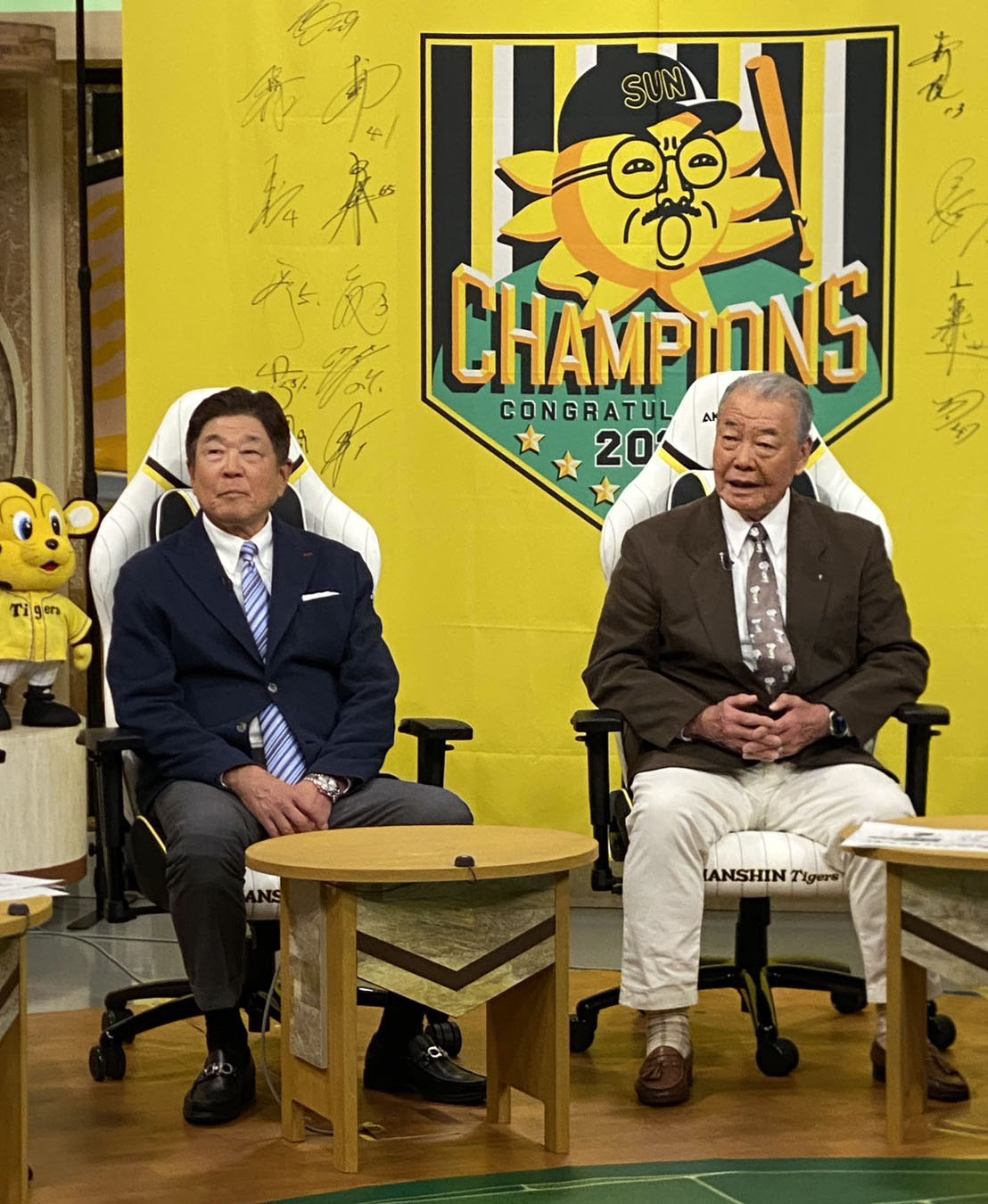 熱血！タイガース党に出演する平田2軍監督（左）。右は福本豊氏（球団提供）
