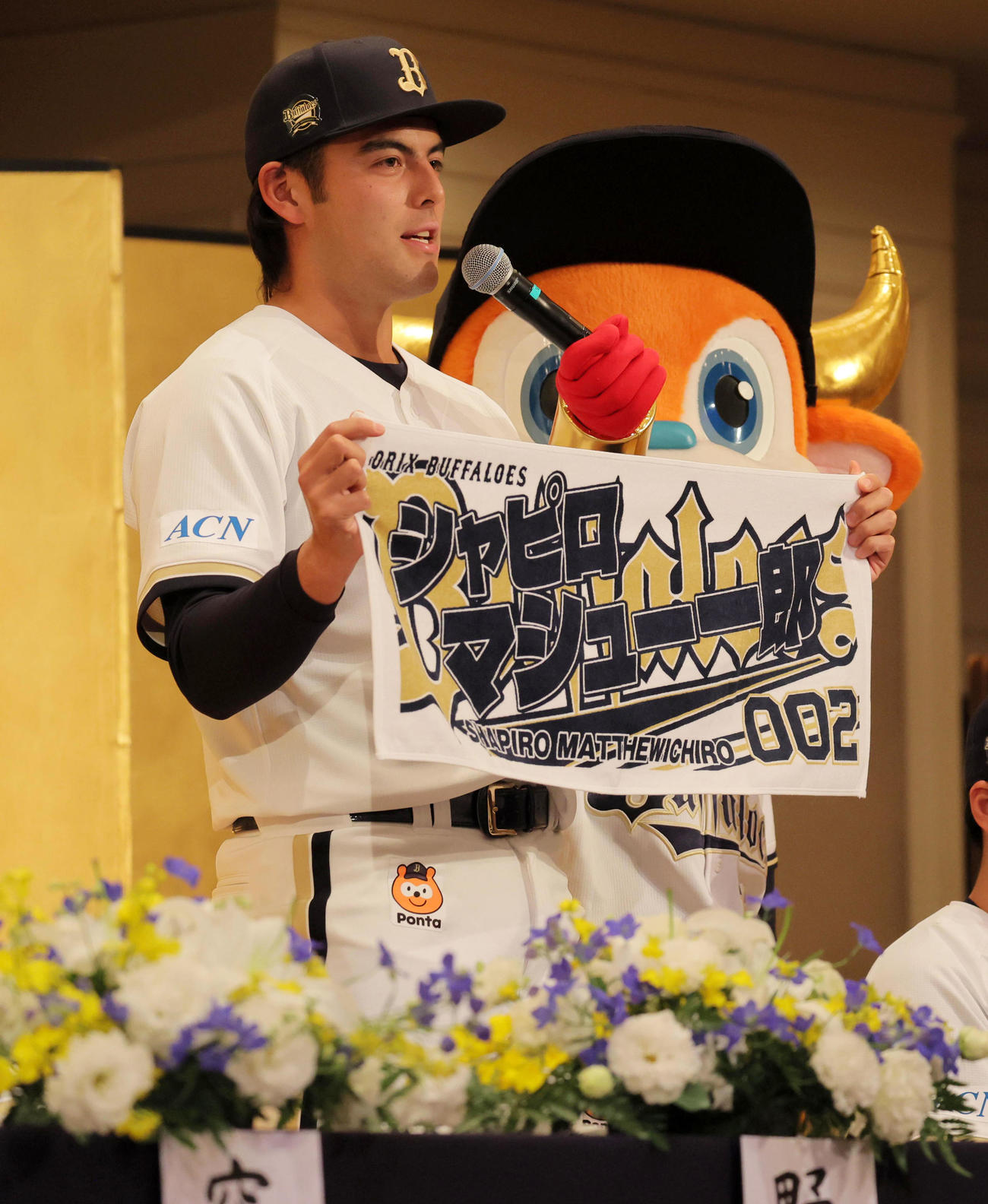 オリックスの新人選手入団発表記者会見でスピーチするシャピロ・マシュー・一郎（撮影・宮崎幸一)