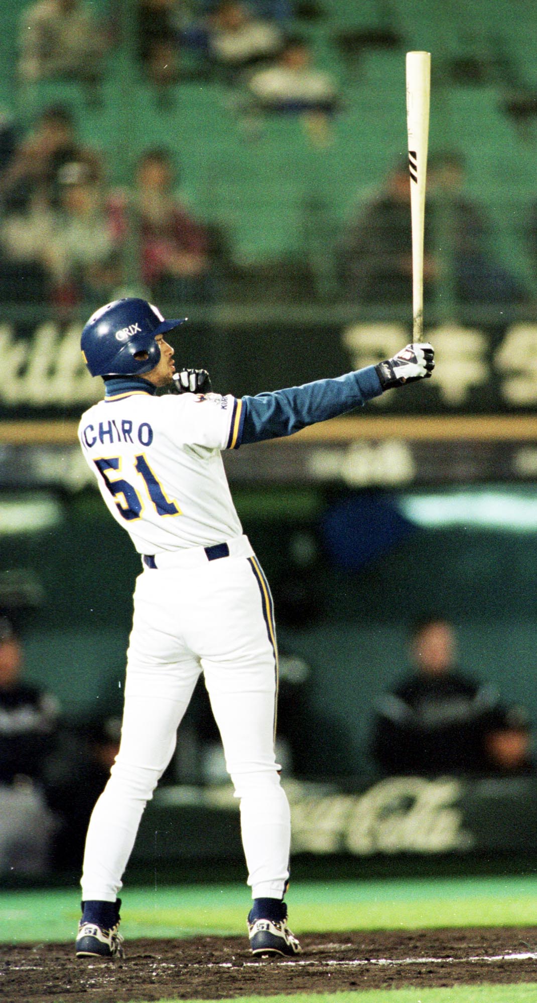 オリックス対ロッテ　打席でバットを立ててかまえるオリックス・イチロー＝GS神戸　2000年4月11日