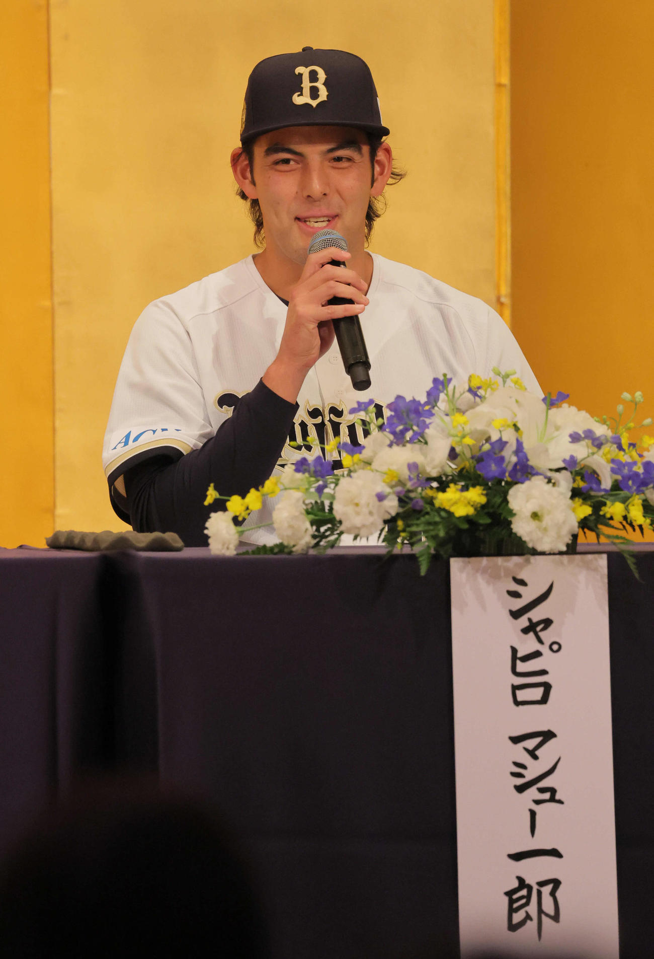 オリックスの新人選手入団発表記者会見でスピーチするシャピロ・マシュー・一郎（撮影・宮崎幸一)
